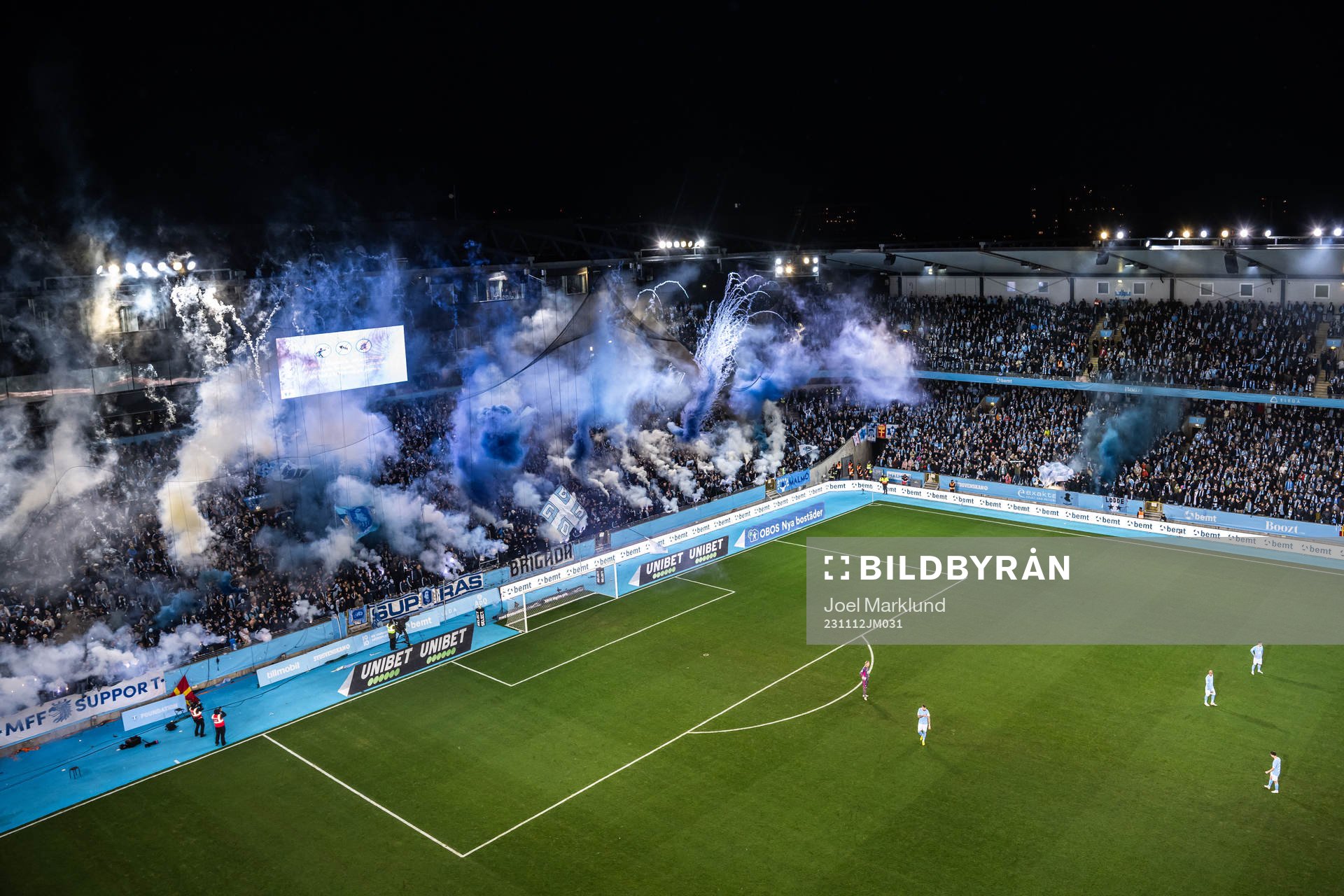 Malmö FFs supportar med ett halvtidstifo med pyroteknik