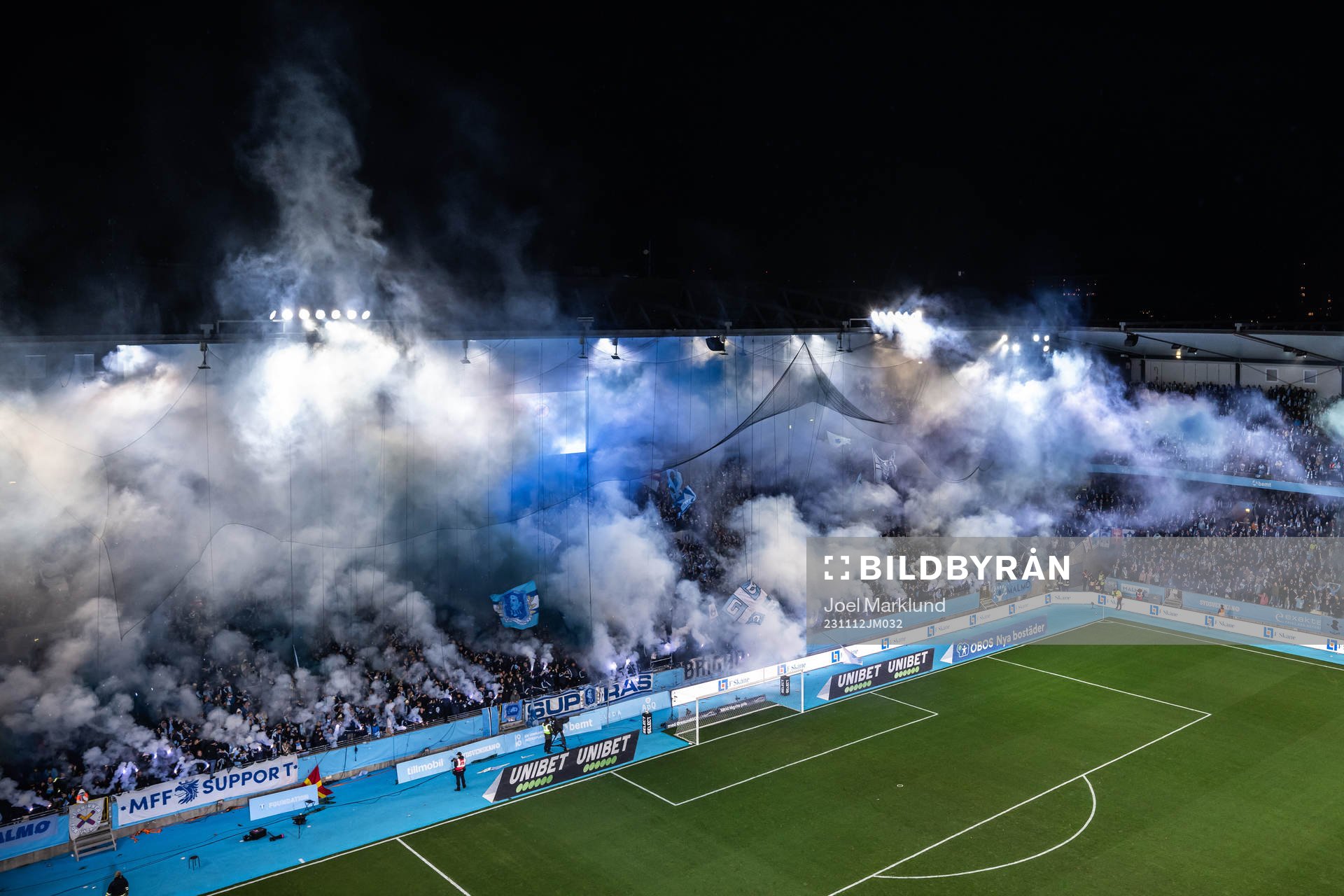 Malmö FFs supportar med ett halvtidstifo med pyroteknik