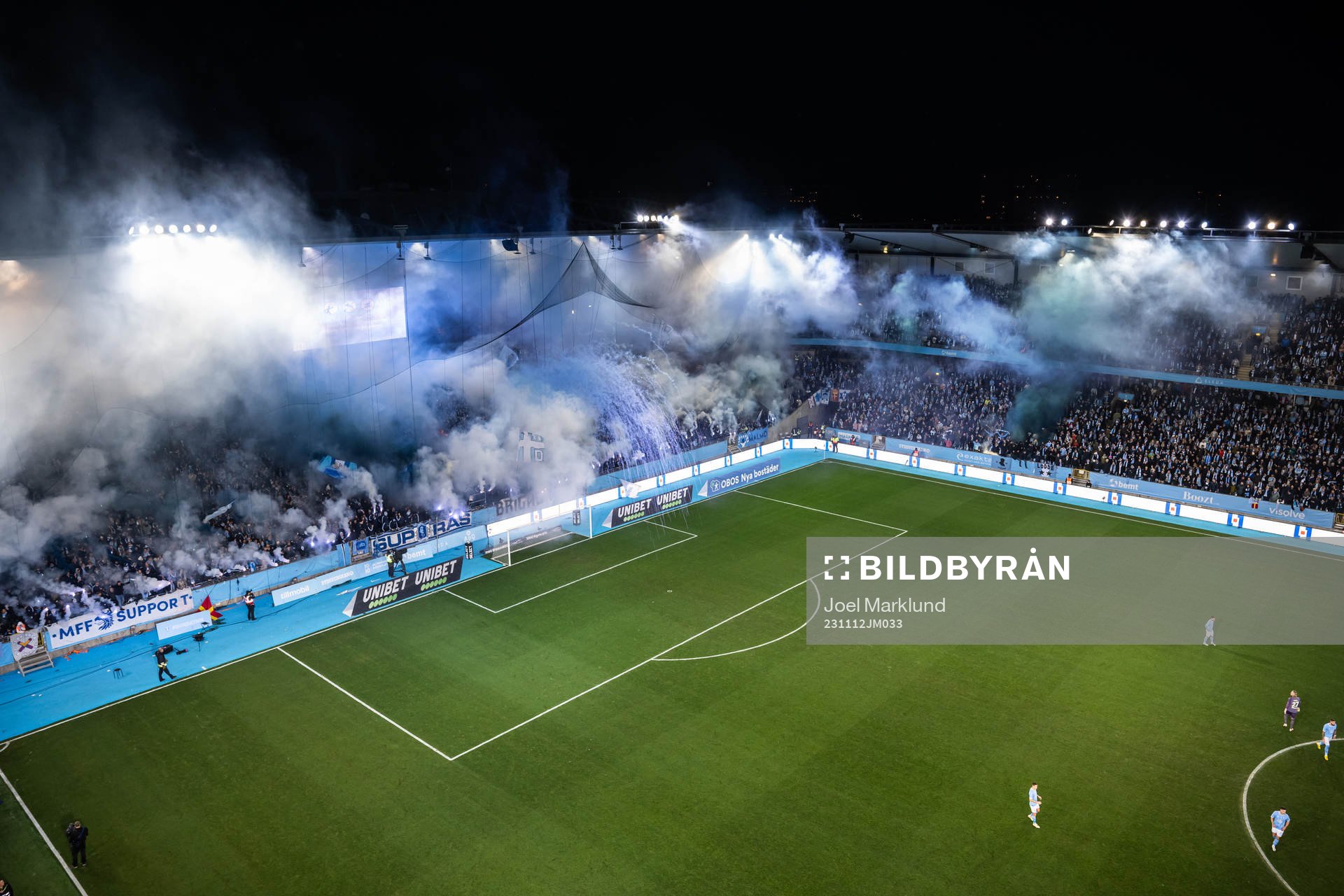 Malmö FFs supportar med ett halvtidstifo med pyroteknik
