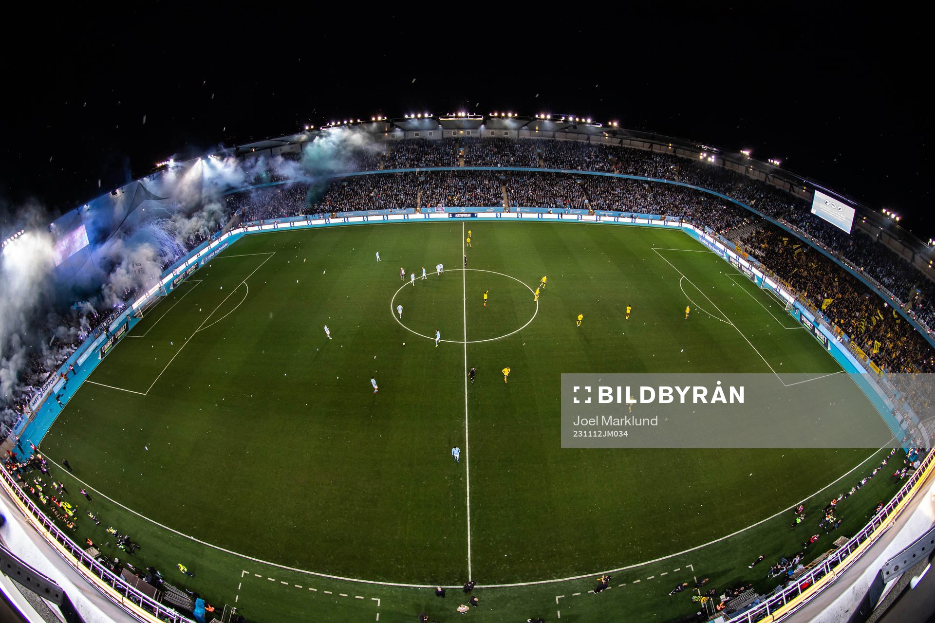 Malmö FFs supportar med ett halvtidstifo med pyrotekniksom