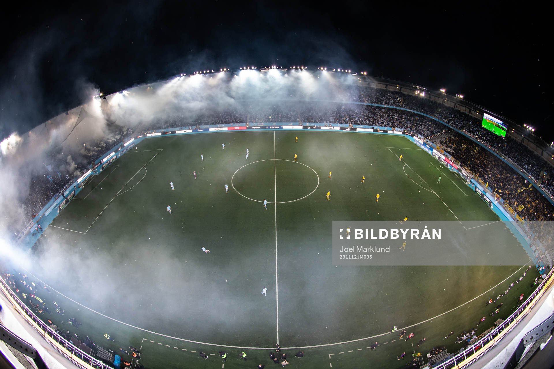 Malmö FFs supportar med ett halvtidstifo med pyroteknik