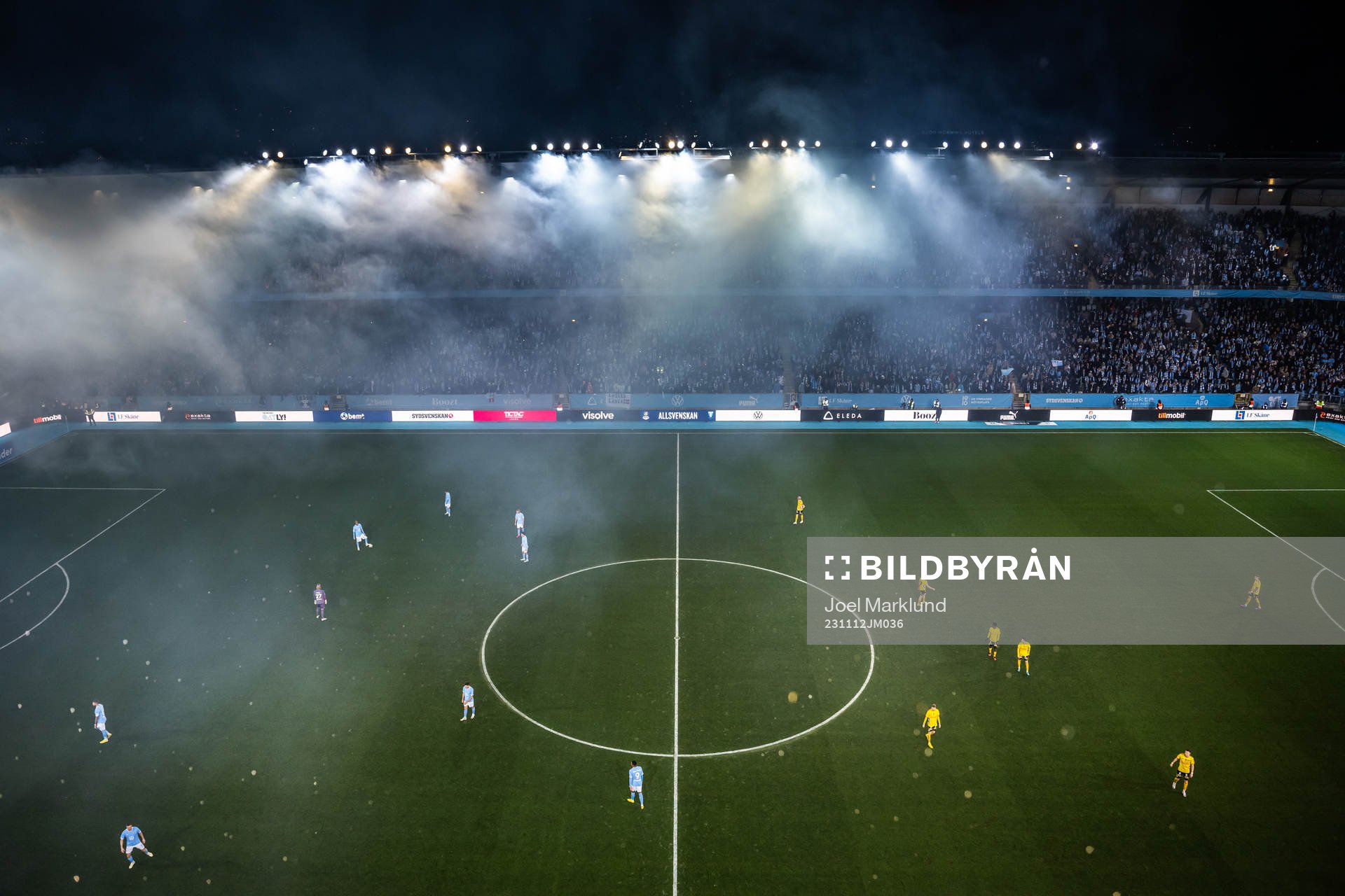 Malmö FFs supportar med ett halvtidstifo med pyroteknik