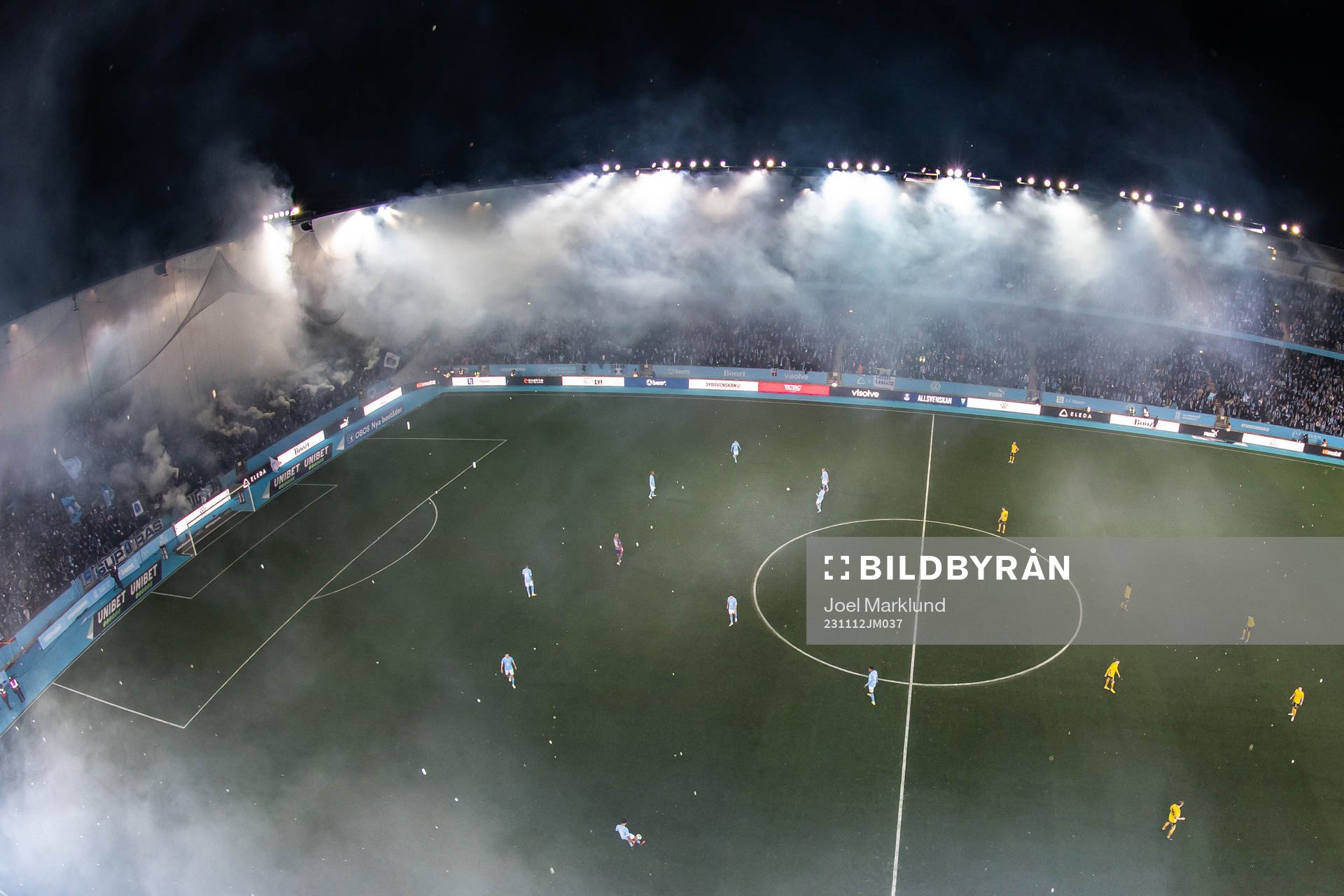 Malmö FFs supportar med ett halvtidstifo med pyrotekniksom