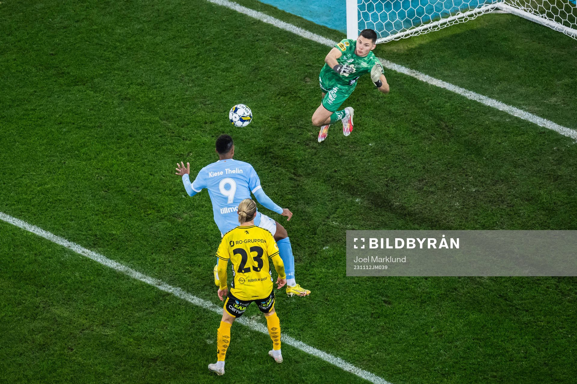 Malmö FFs Isaac Kiese Thelin och Elfsborgs målvakt Hakon