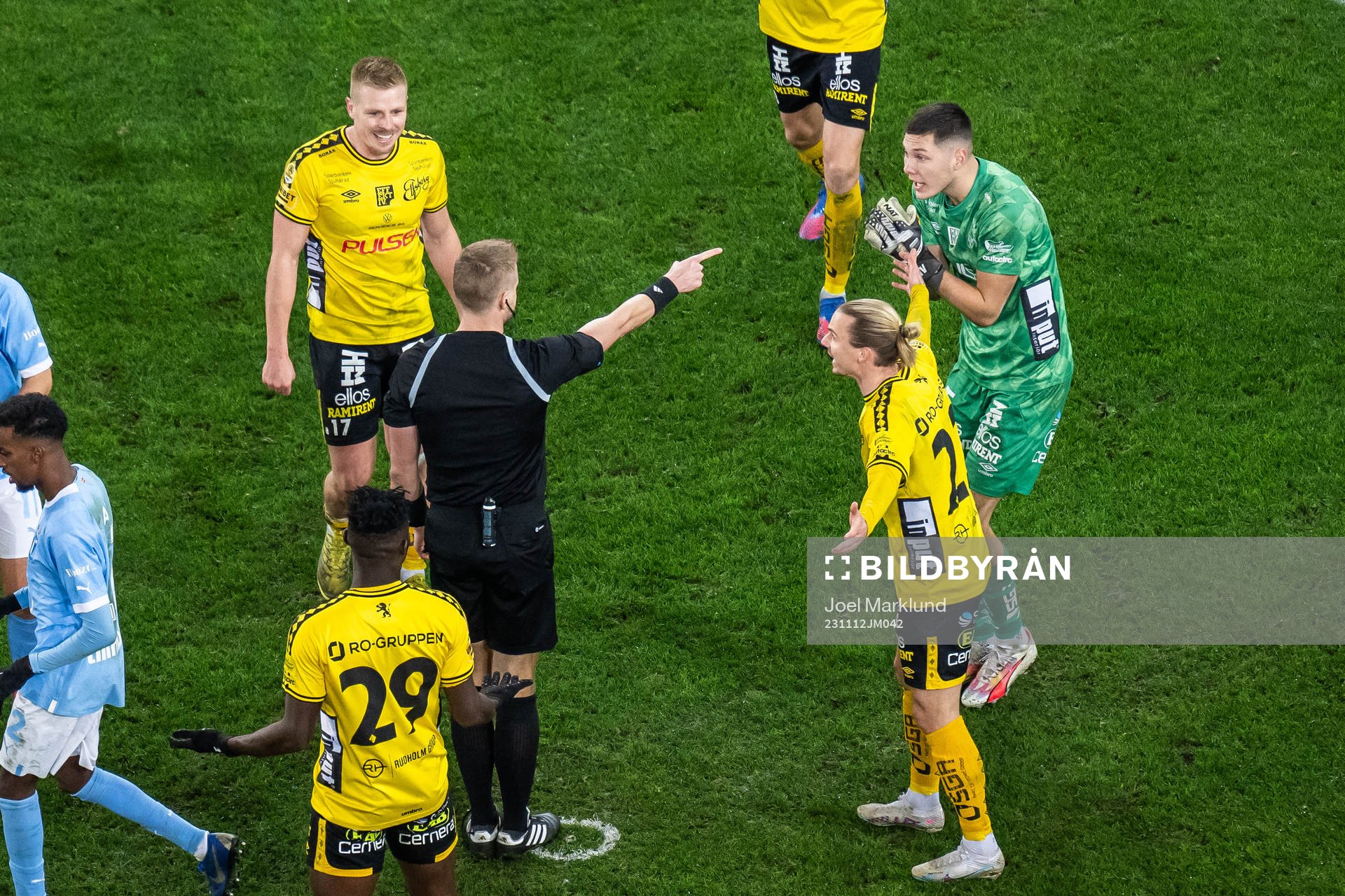 Elfsborgs målvakt Hakon Valdimarsson reagerar med