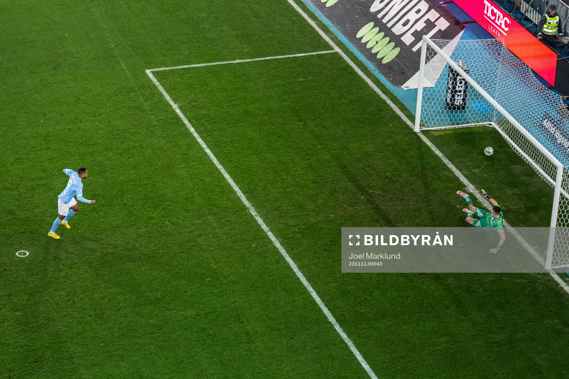 Malmö FFs Isaac Kiese Thelin gör 1-0 bakom Elfsborgs