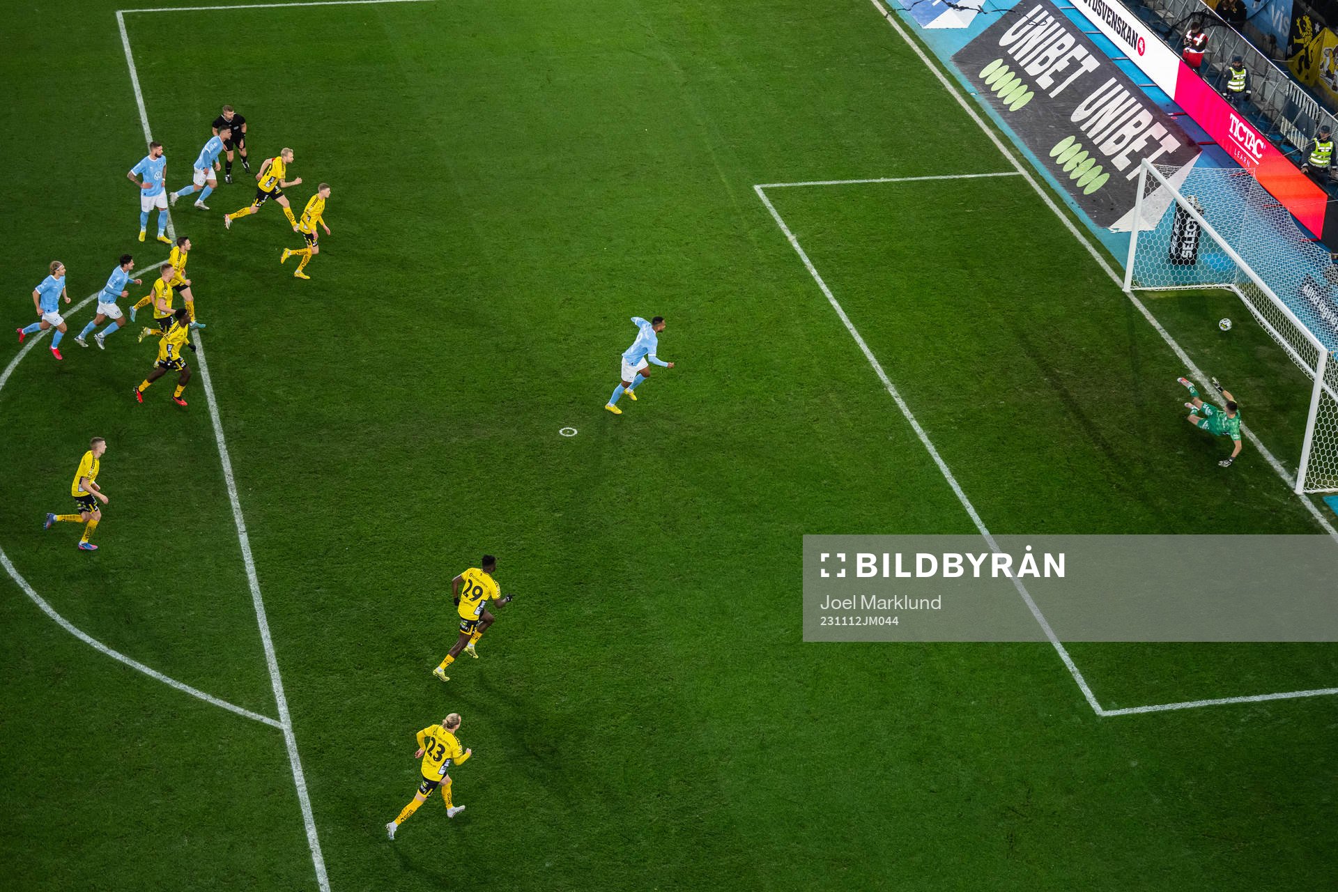 Malmö FFs Isaac Kiese Thelin gör 1-0 bakom Elfsborgs