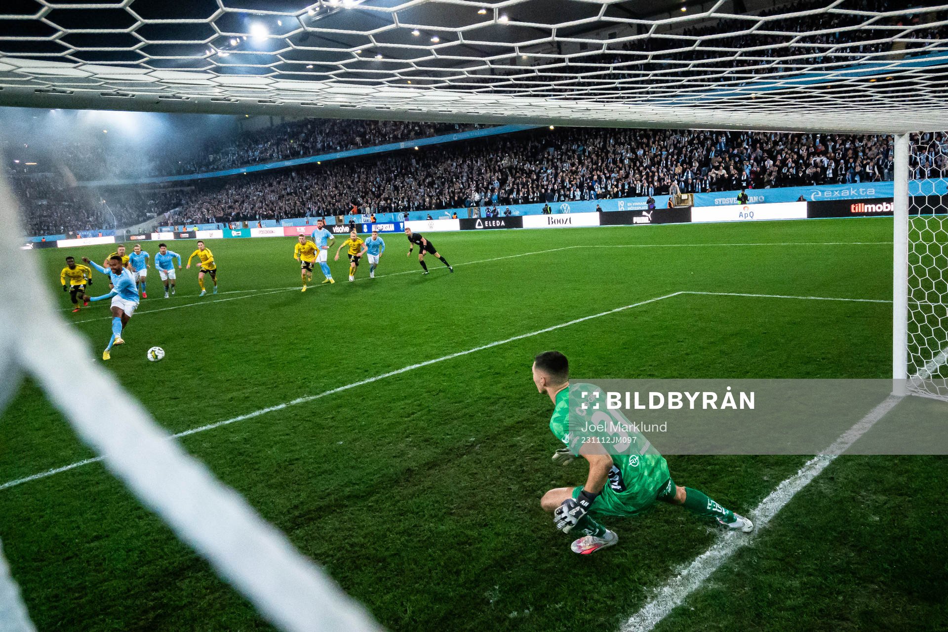 s Isaac Kiese Thelin gör 1-0 bakom Elfsborgs målvakt
