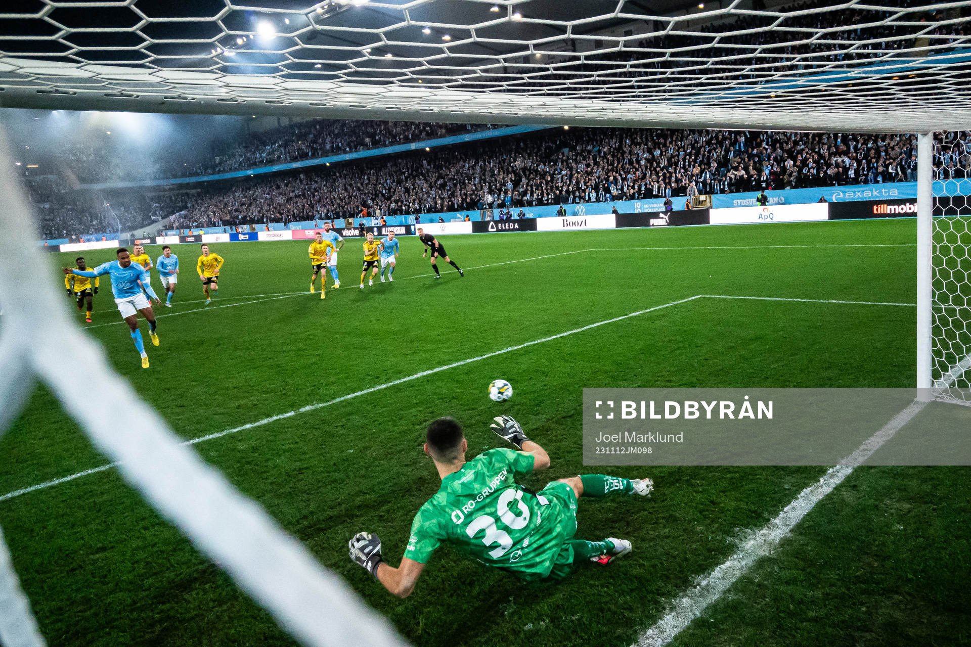 s Isaac Kiese Thelin gör 1-0 bakom Elfsborgs målvakt