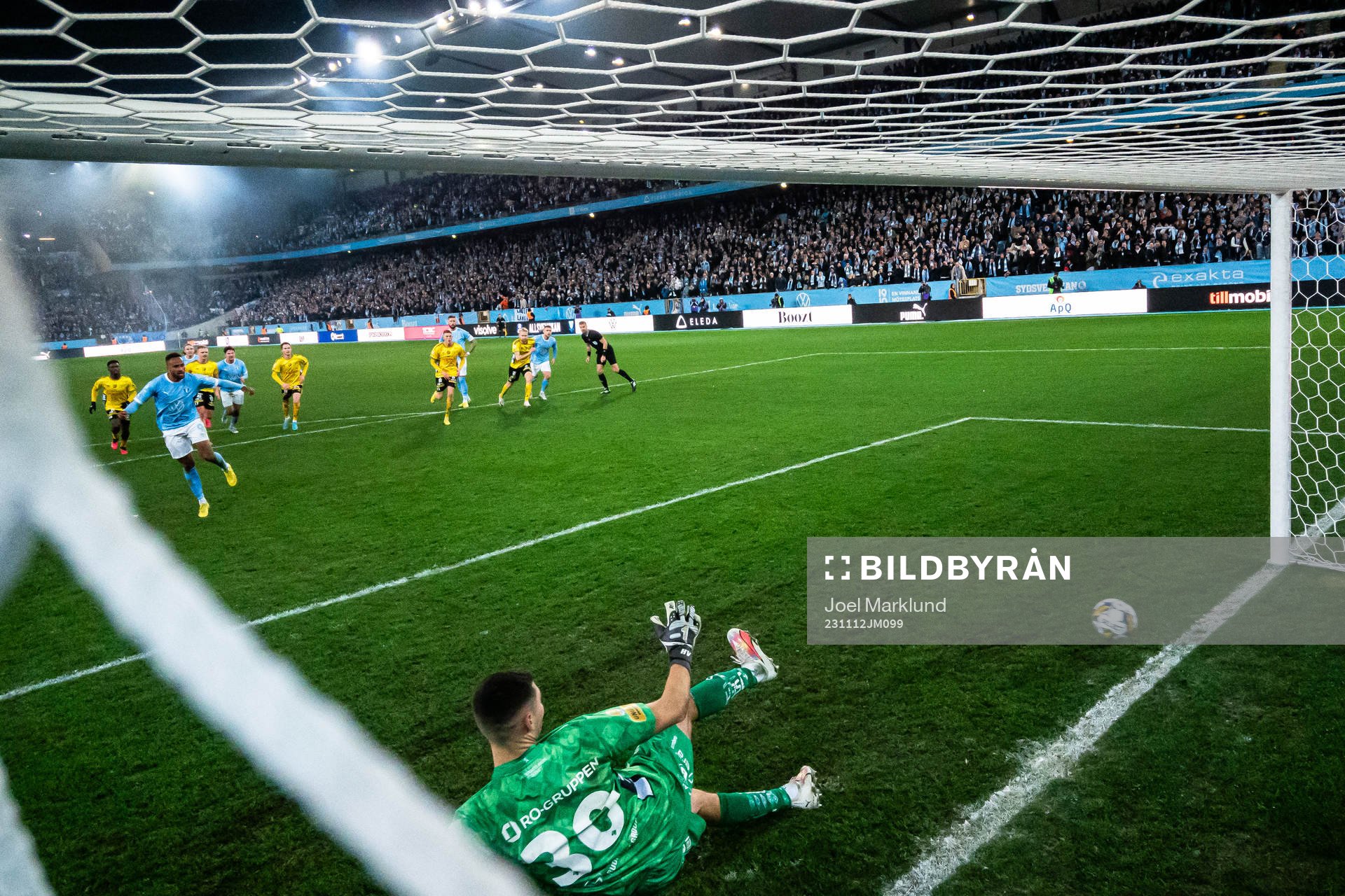 s Isaac Kiese Thelin gör 1-0 bakom Elfsborgs målvakt