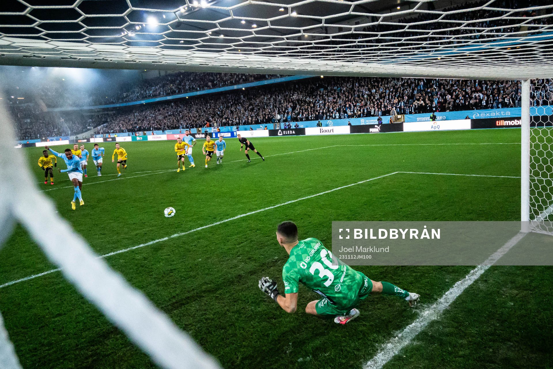 s Isaac Kiese Thelin gör 1-0 bakom Elfsborgs målvakt
