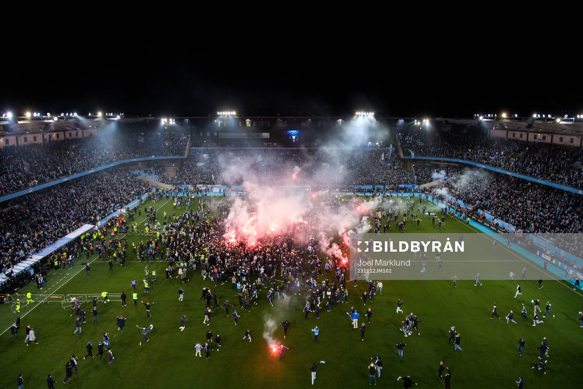 Supportar stormar plan och jublar över SM-guldet