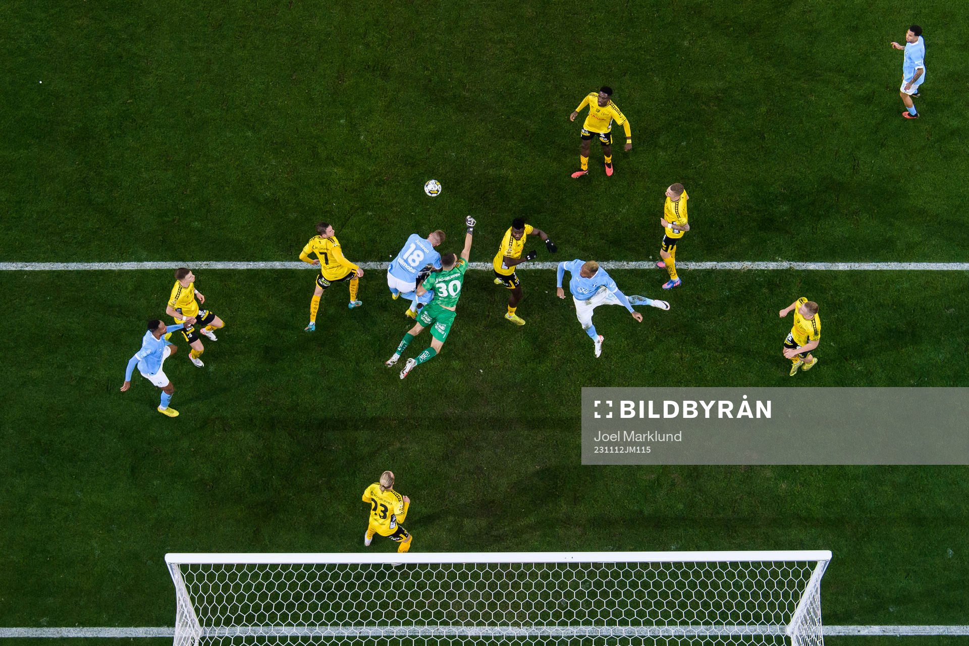 s Pontus Jansson och Derek Cornelius oroar framför