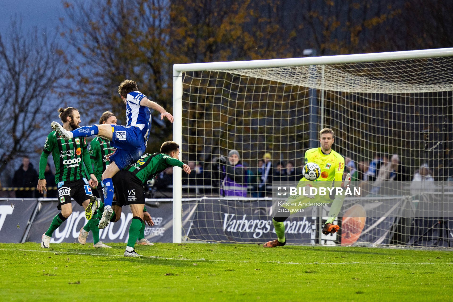 IFK Göteborgs Emil Salomonsson och Varbergs målvakt