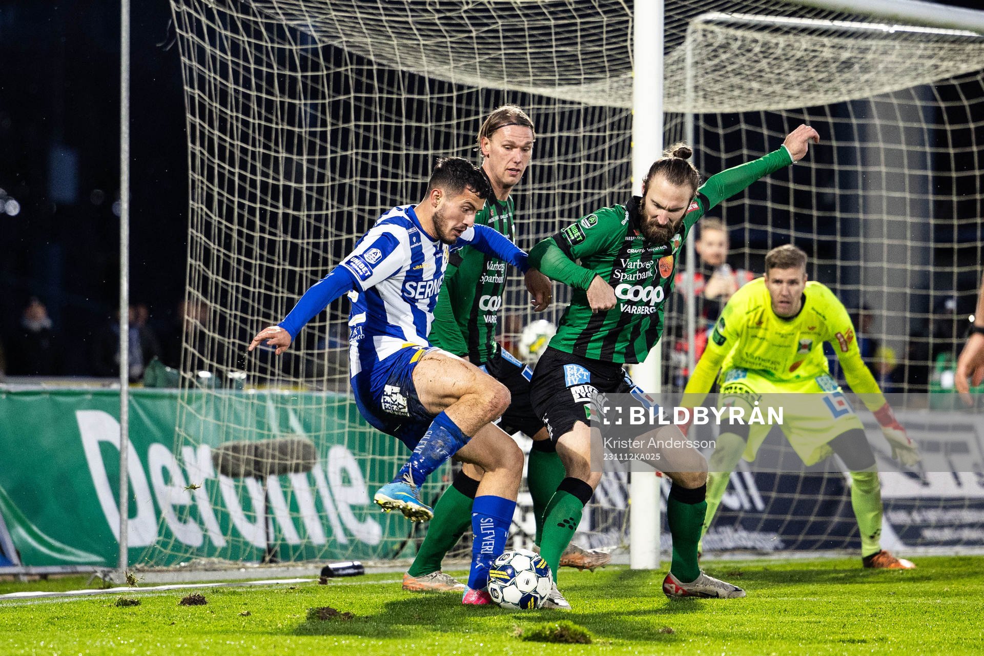 IFK Göteborgs Astrit Selmani mot Varbergs Oskar Sverrisson och Hampus Zackrisson under fotbollsmatchen i Allsvenskan mellan Varberg och IFK Göteborg den 12 november 2023 i Varberg.