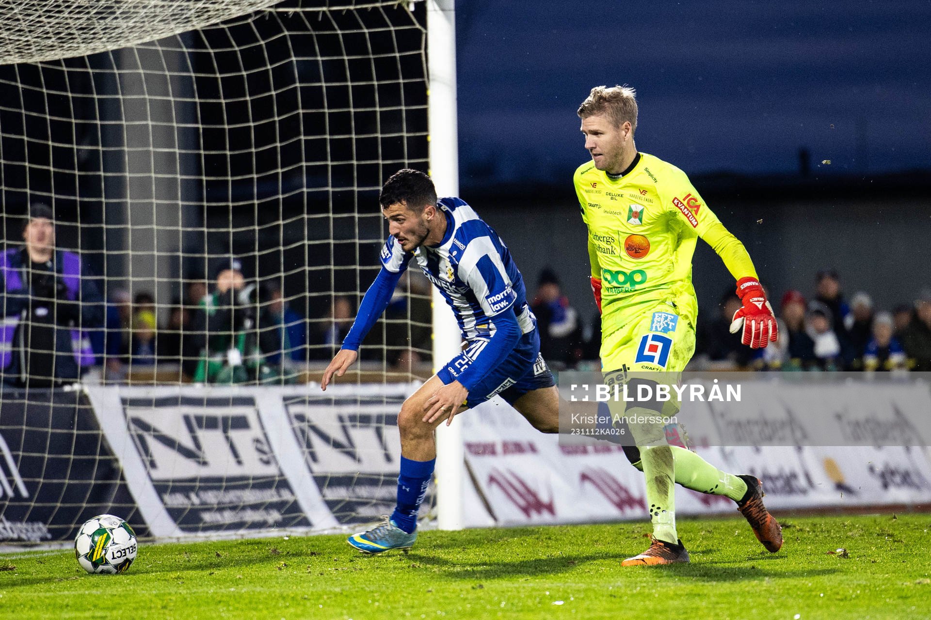 IFK Göteborgs Astrit Selmani och Varbergs målvakt Fredrik