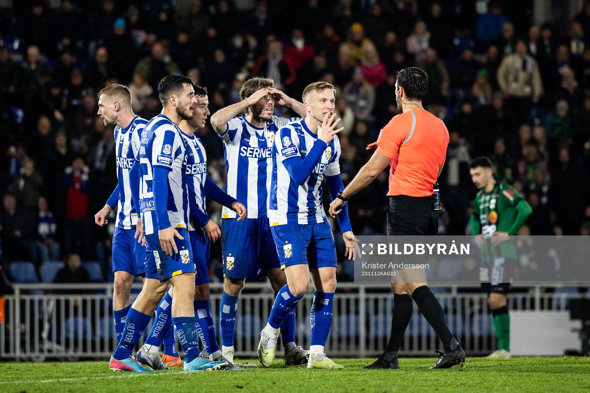 IFK Göteborgs spelare reagerar mot Domare Granit Maqedonci