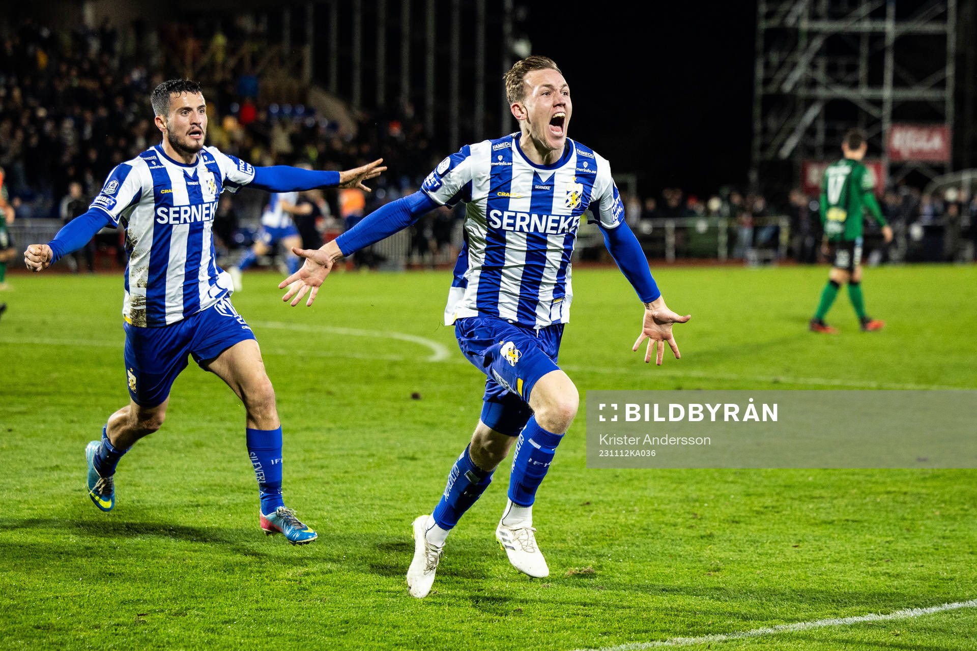 IFK Göteborgs Adam Carlén jublar med Astrit Selmani