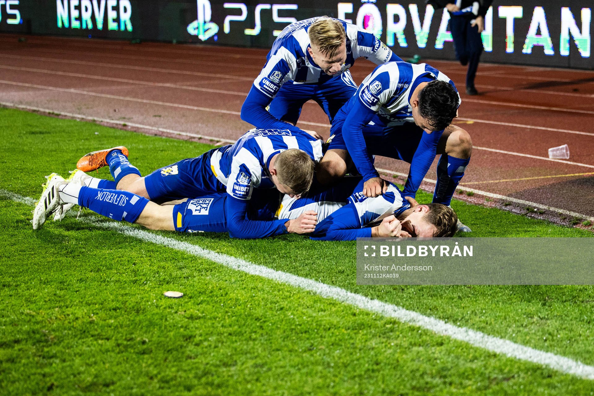 IFK Göteborgs Adam Carlén jublar med lagkamrater