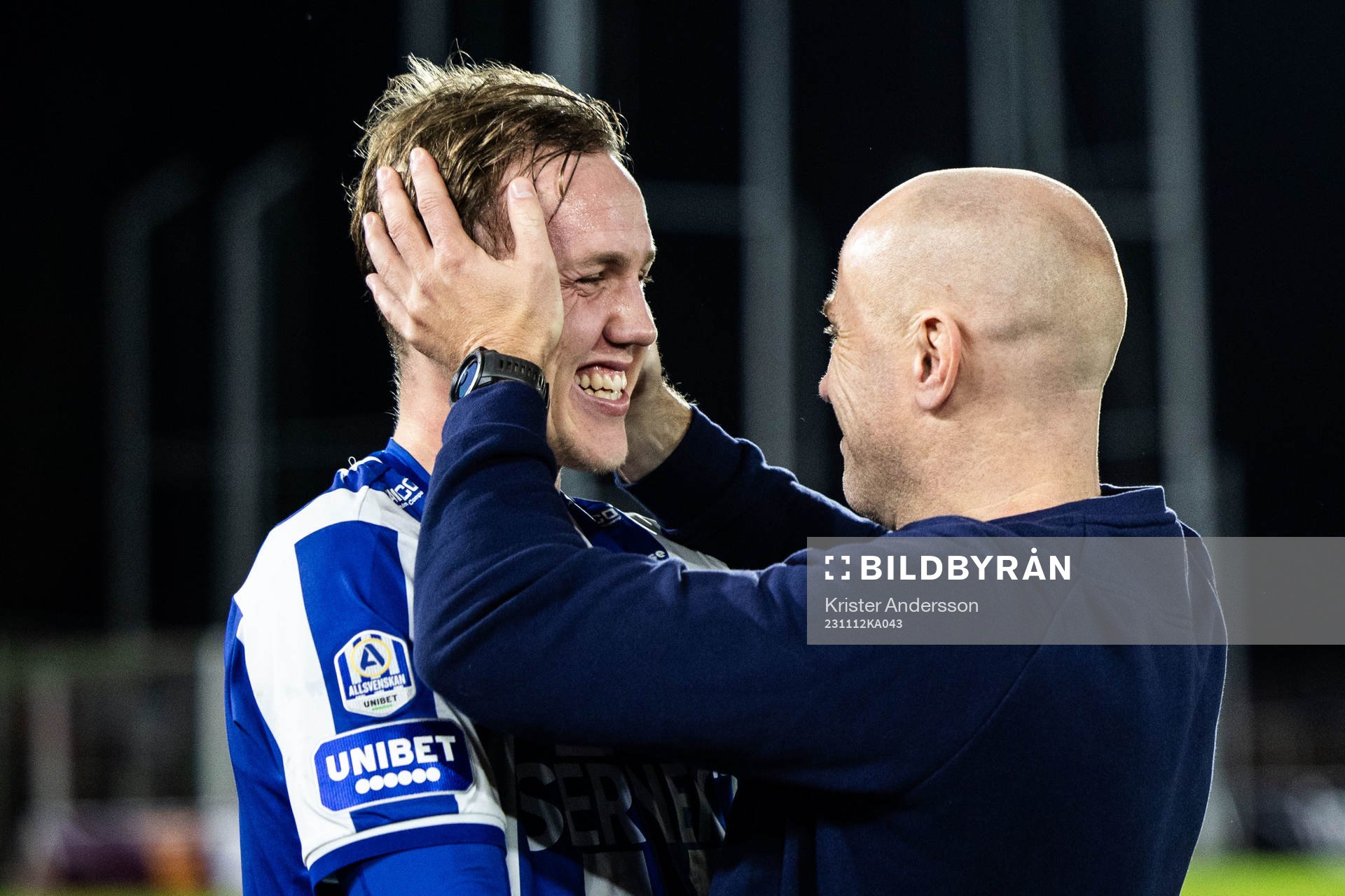IFK Göteborgs Adam Carlén jublar med tränare Jens
