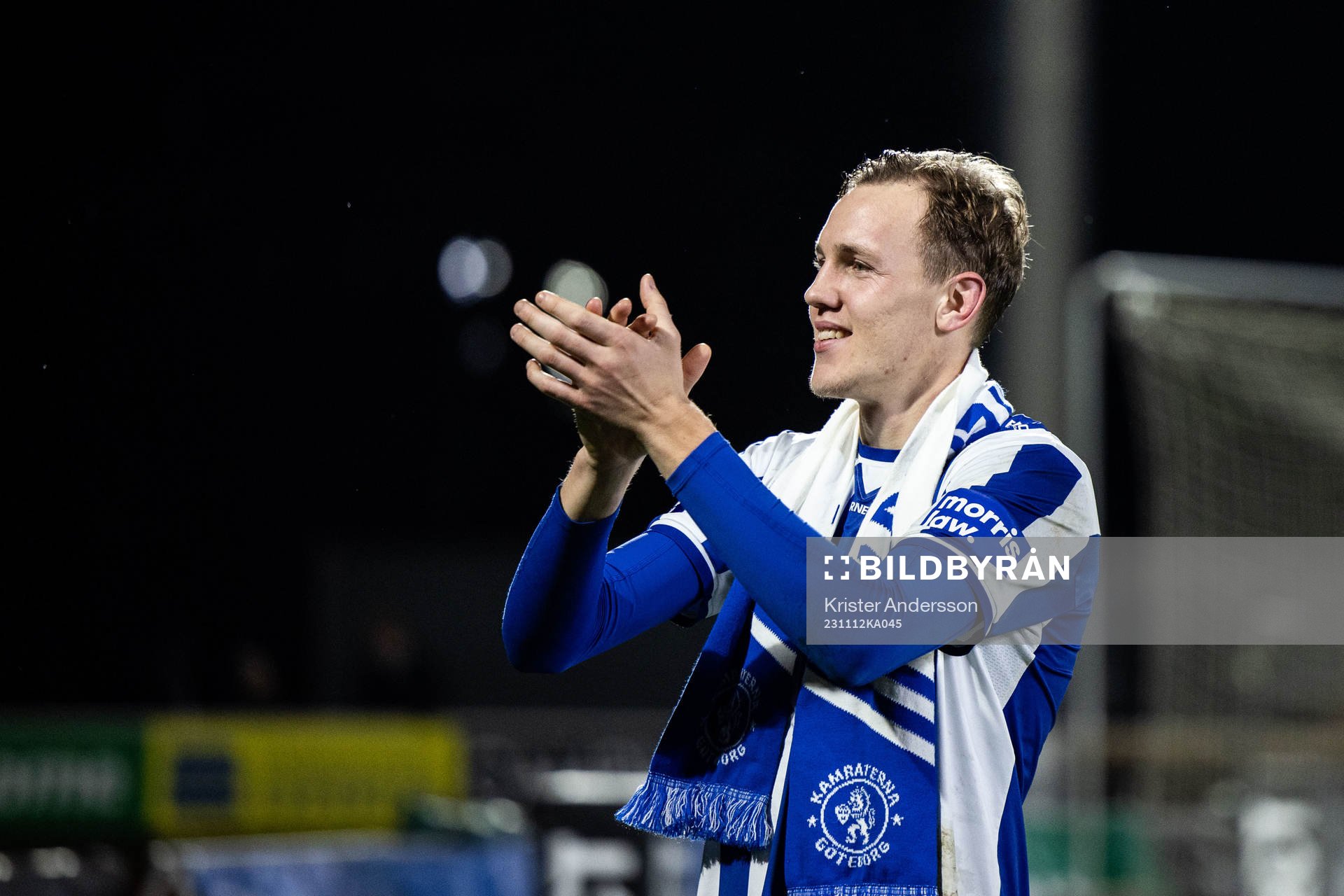 IFK Göteborgs Adam Carlén jublar efter fotbollsmatchen i Allsvenskan mellan Varberg och IFK Göteborg den 12 november 2023 i Varberg.