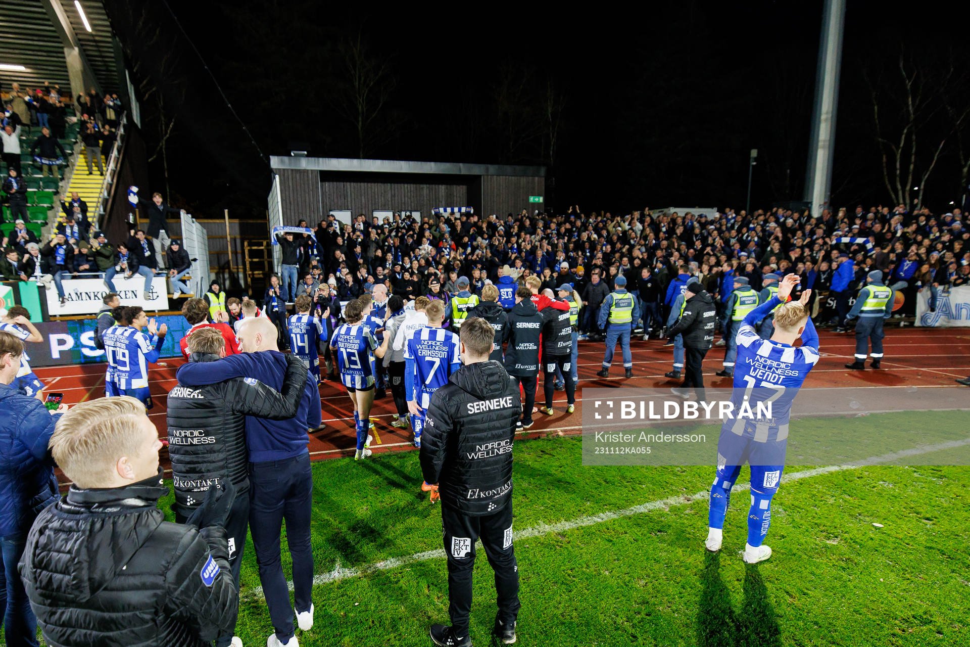 IFK Göteborgs spelare jublar med publiken