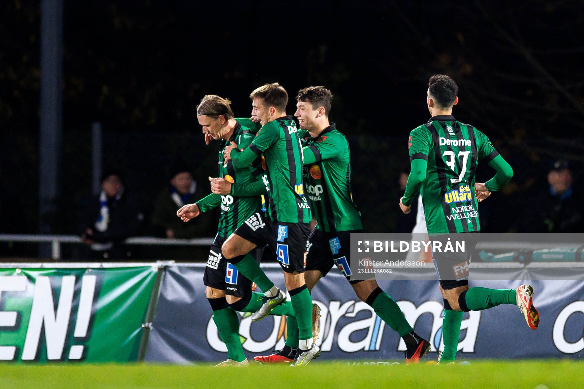 Varbergs Hampus Zackrisson jublar med laget