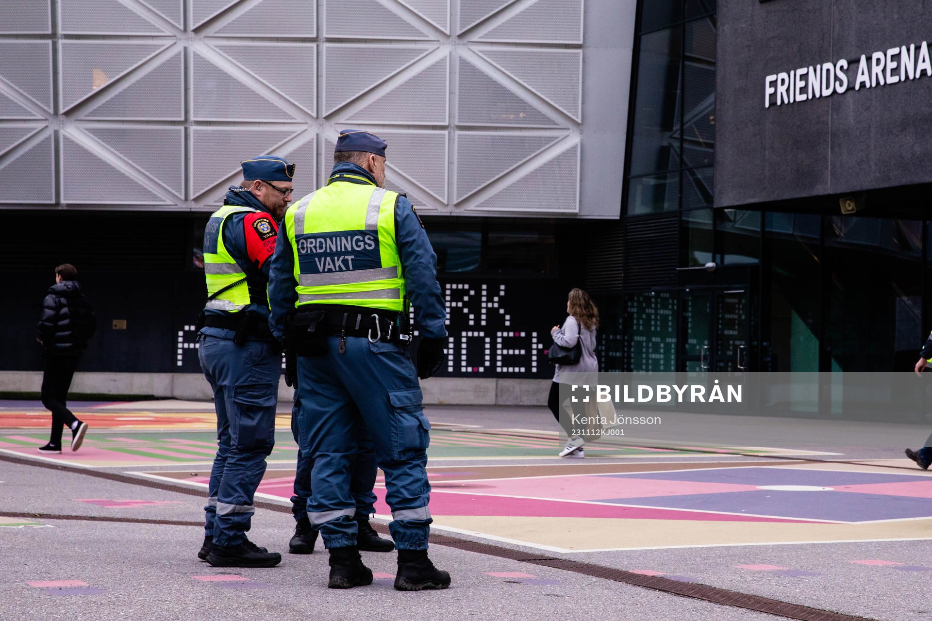 Ordningsvakter utanför Friends Arena