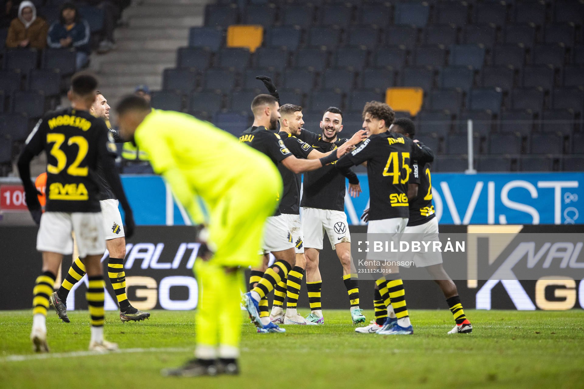 AIKs Ioannis Pittas jublar med lagkamrater