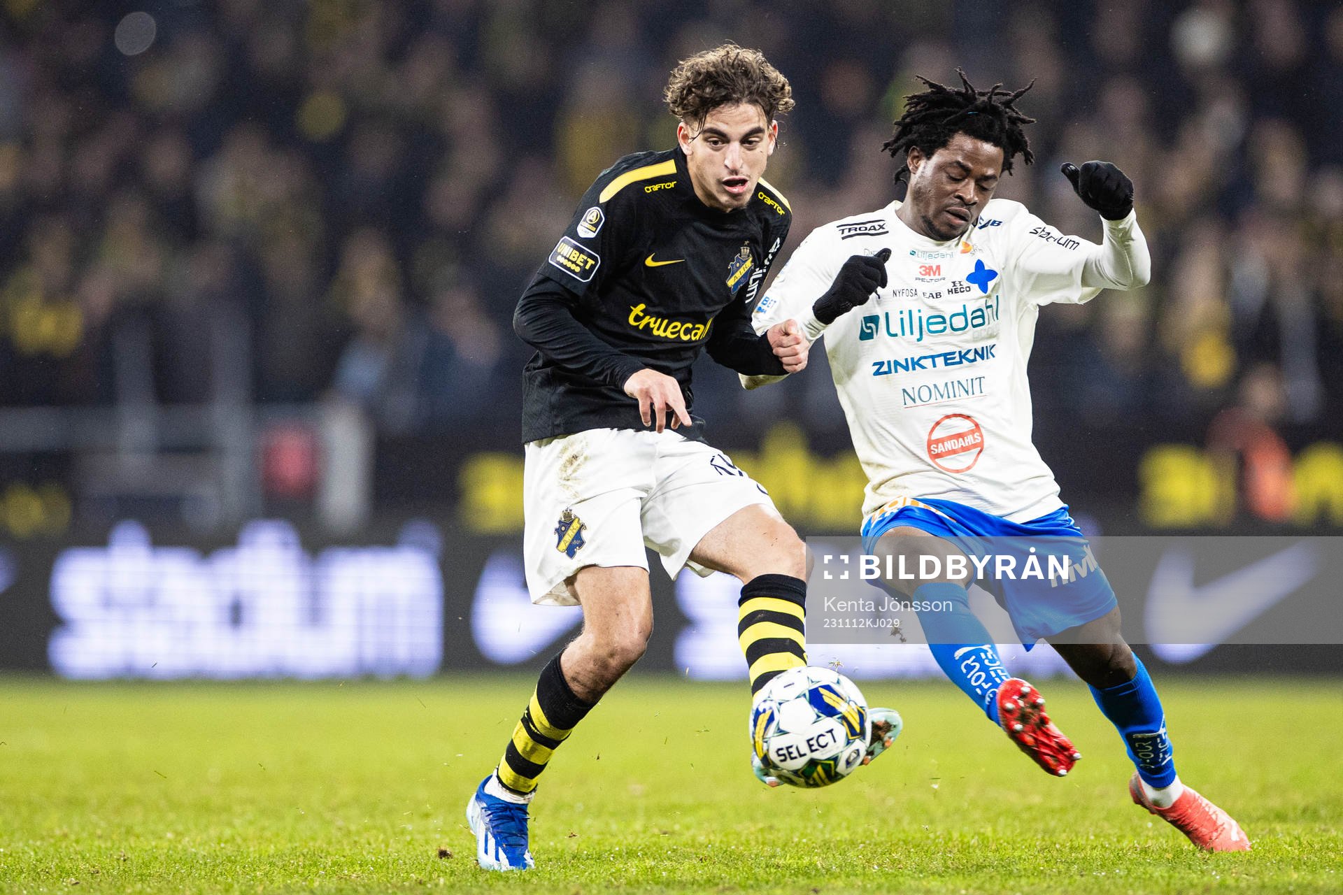 AIK:s Taha Ayari och Värnamos Frank Junior Adjei under fotbollsmatchen i Allsvenskan mellan AIK och Värnamo den 12 november 2023 i Stockholm. 
