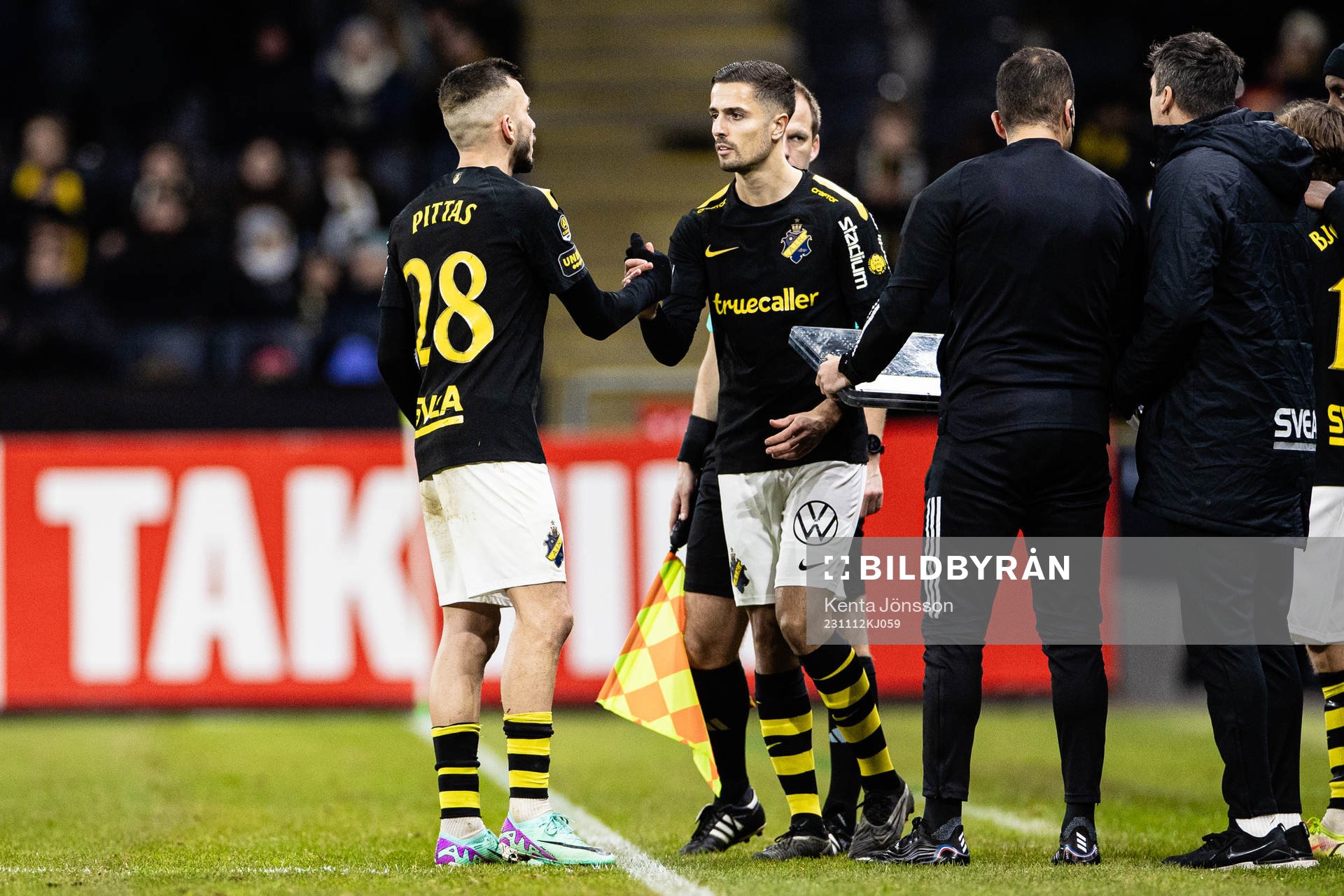 AIK:s Zack Elbouzedi blir inbytt under fotbollsmatchen i Allsvenskan mellan AIK och Värnamo den 12 november 2023 i Stockholm. 