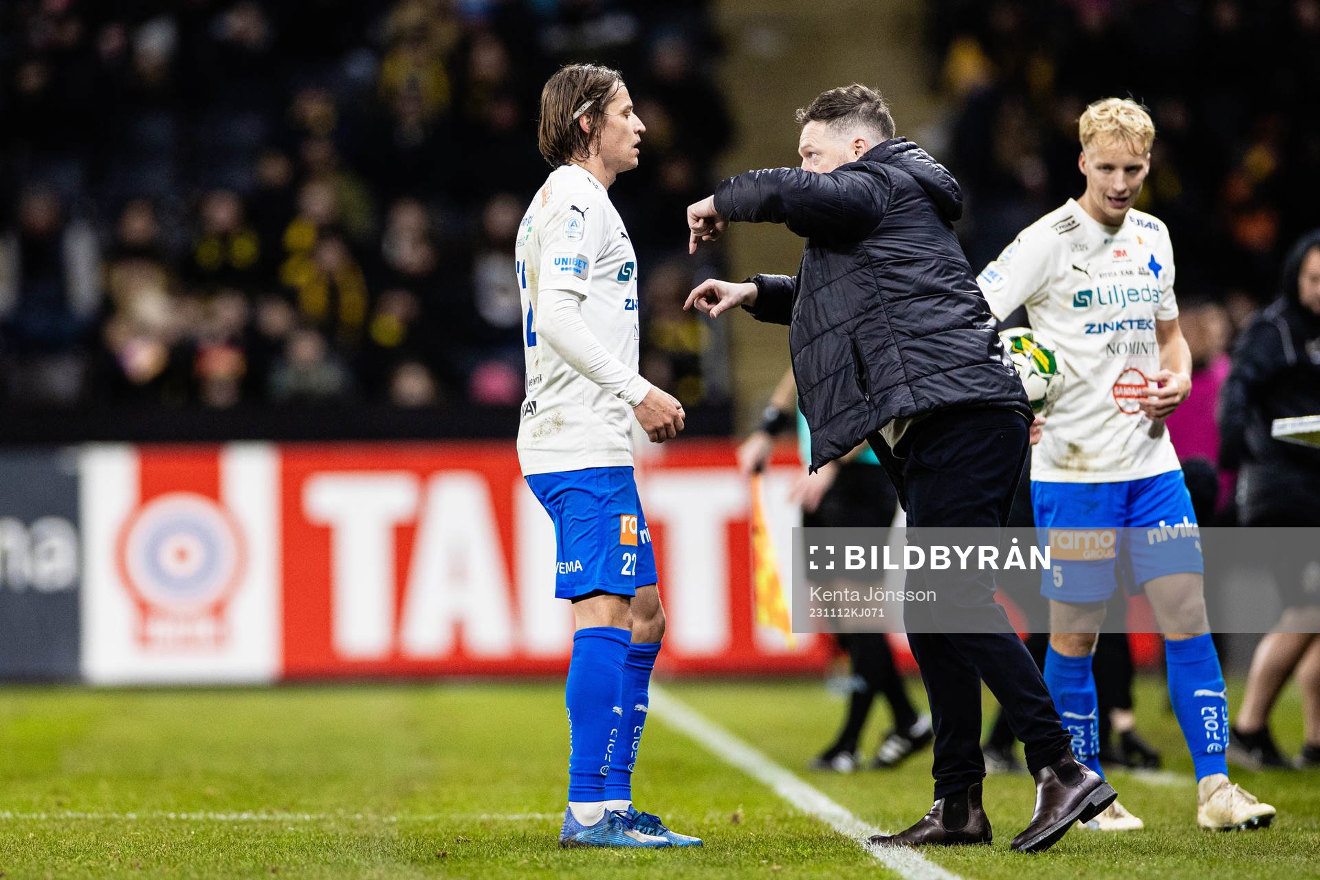 Värnamos Simon Thern och tränare Kim Hellberg i diskussion under fotbollsmatchen i Allsvenskan mellan AIK och Värnamo den 12 november 2023 i Stockholm.