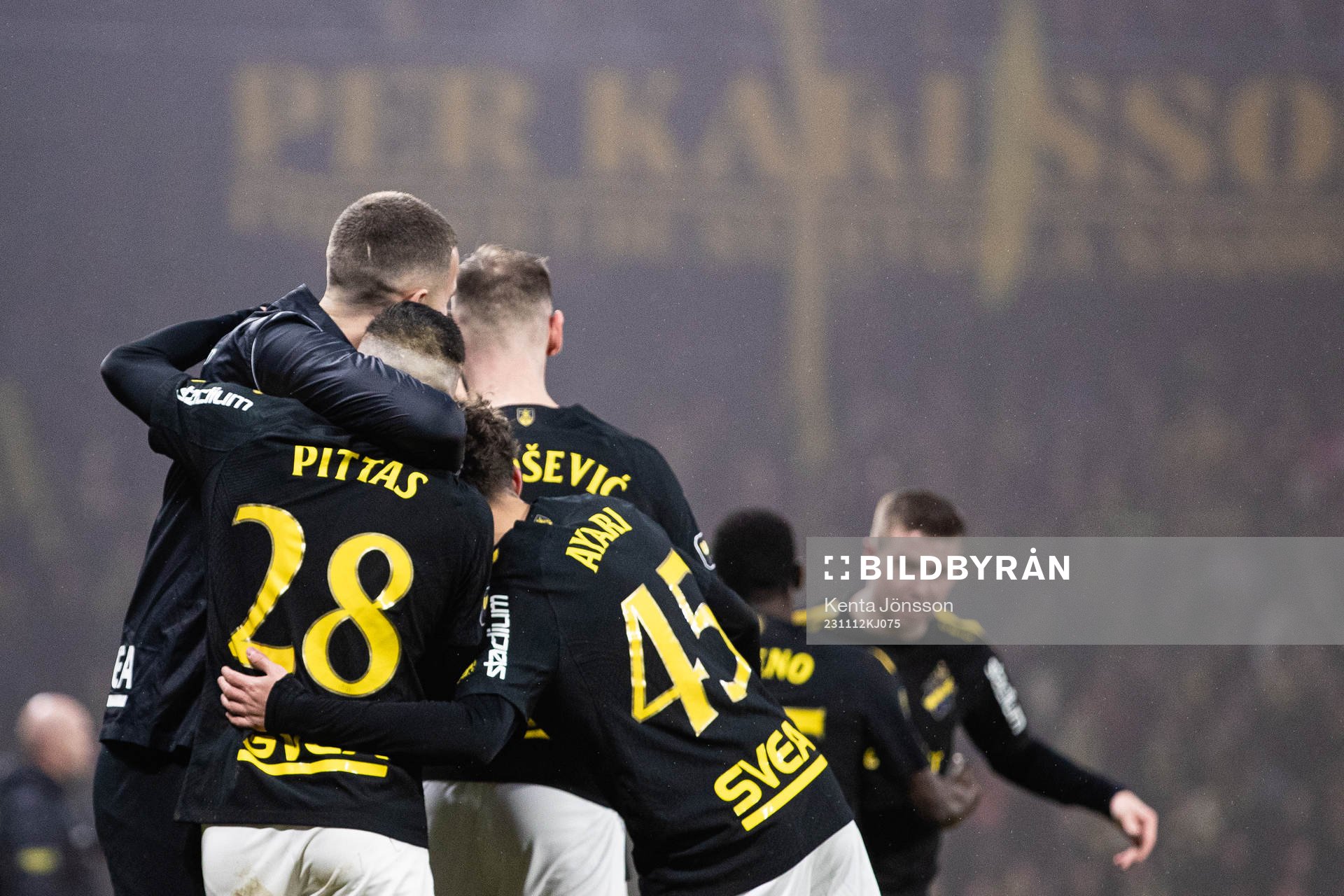 s Ioannis Pittas jublar med lagkamraterefter 1-0
