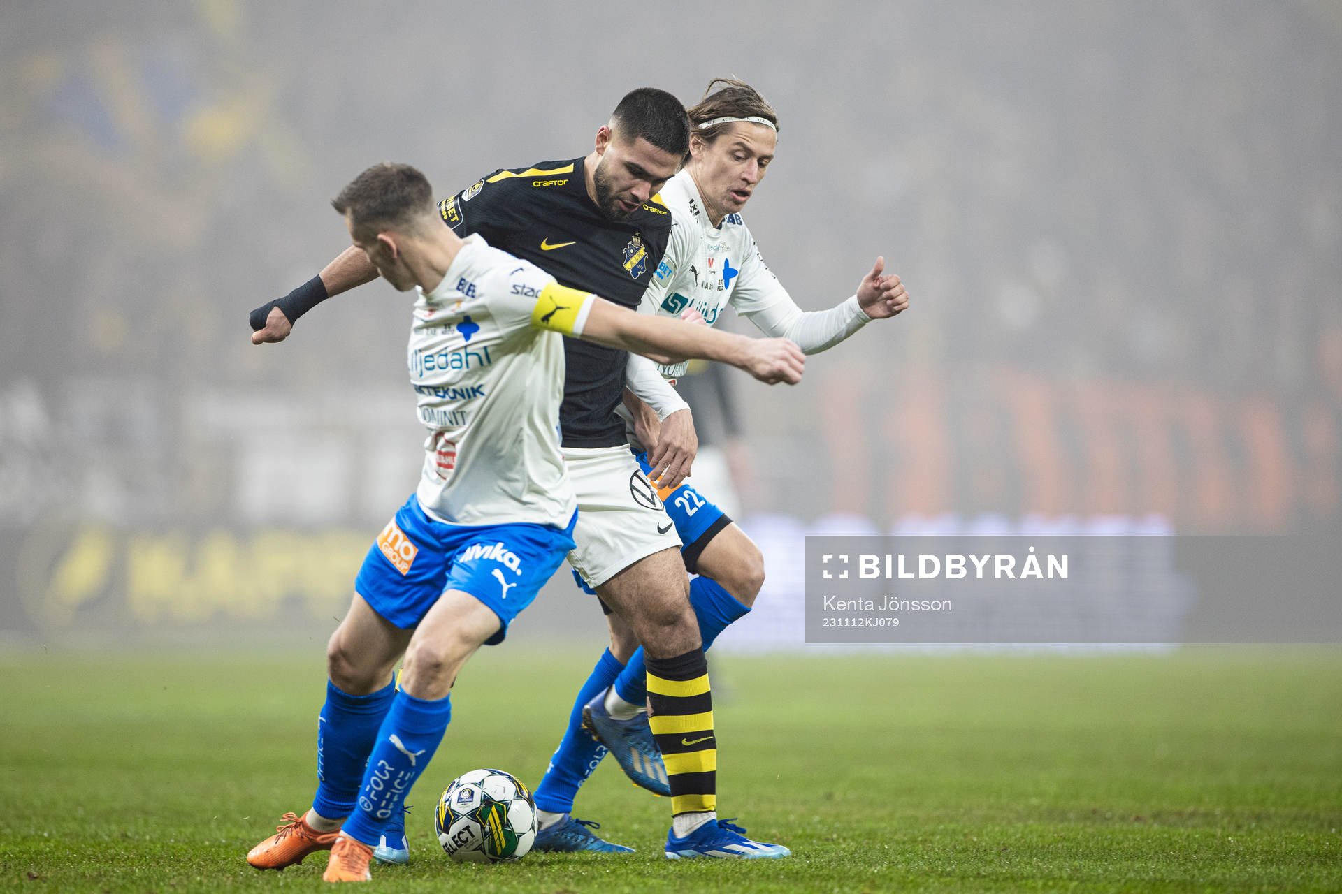 AIK:s Omar Faraj i kamp med Värnamos Oscar Johansson och Simon Thern under fotbollsmatchen i Allsvenskan mellan AIK och Värnamo den 12 november 2023 i Stockholm.