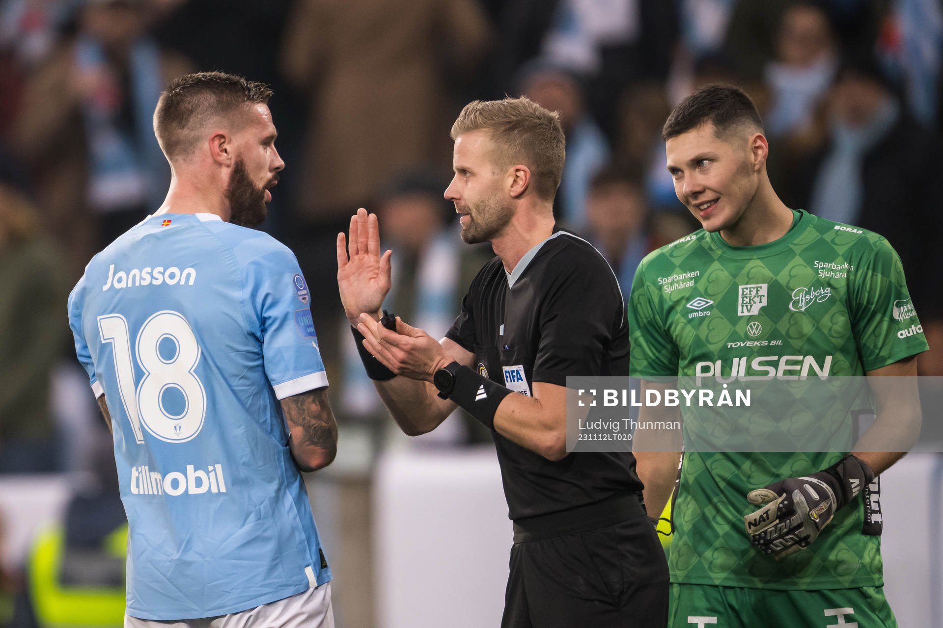 Domare Glenn Nyberg i samtal med Malmö FFs Pontus Jansson