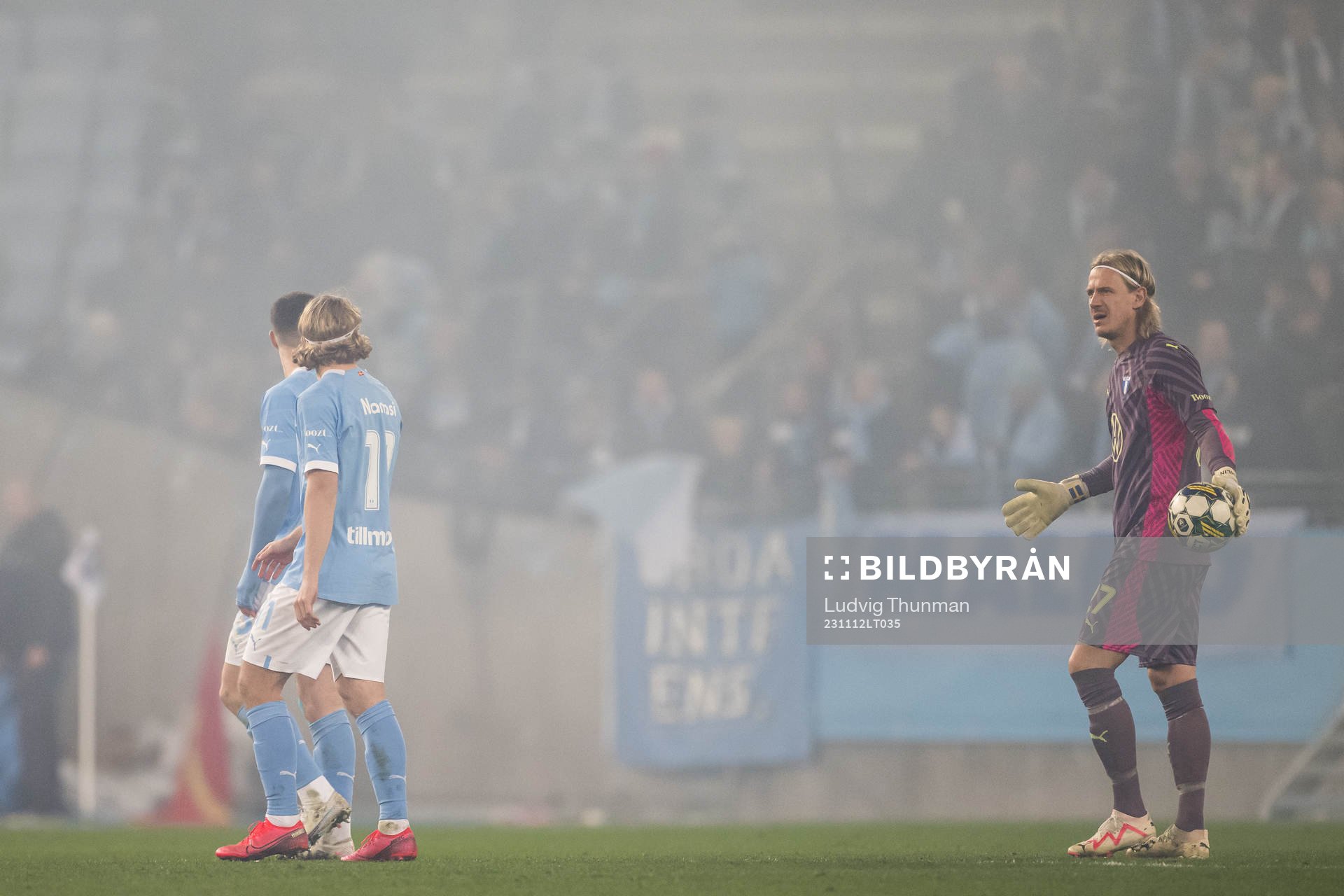 Malmö FFs målvakt Johan Dahlin lämnar planen