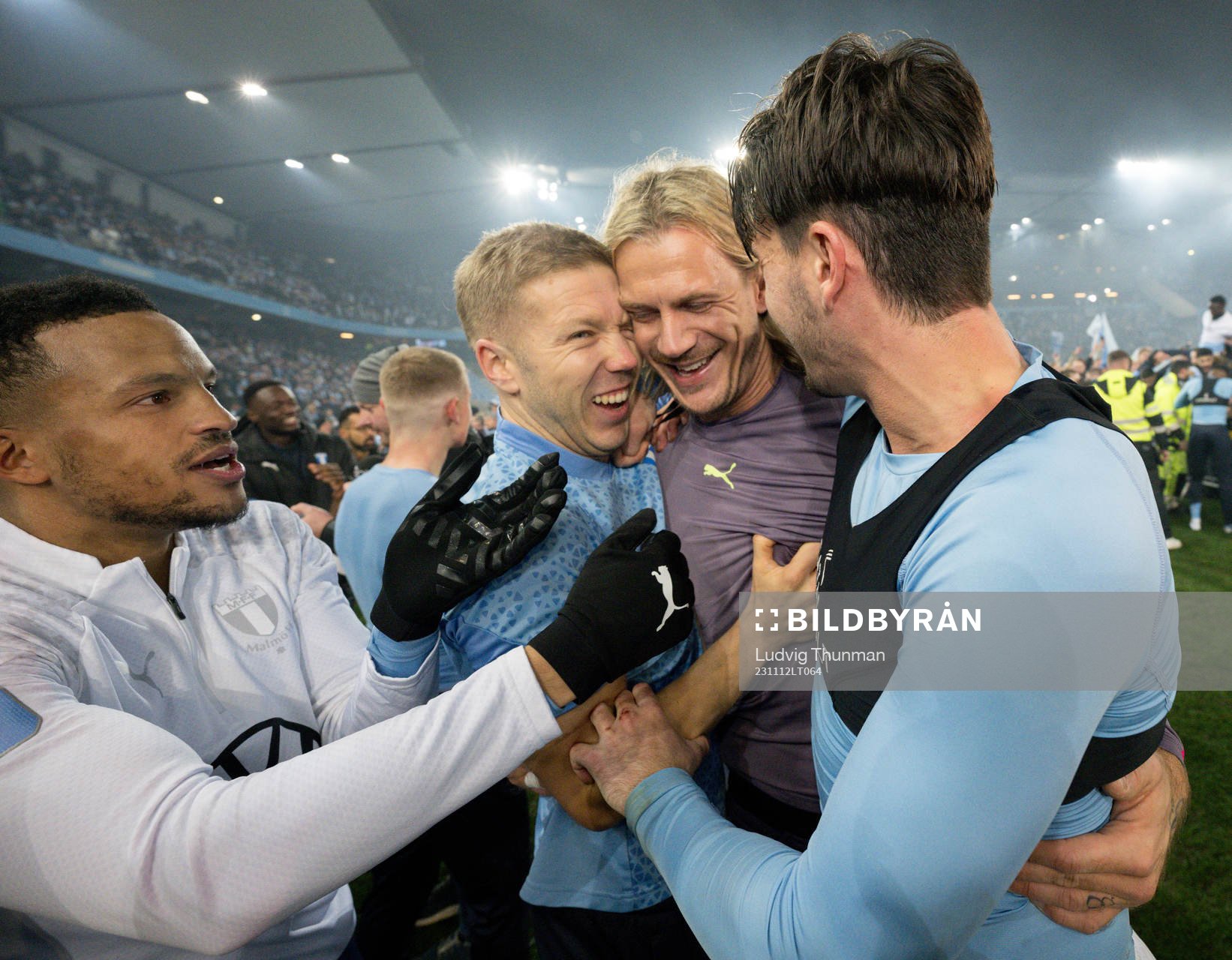 Malmö FFs Martin Olsson, Anton Tinnerholm och målvakt Johan Dahlin jublar efter fotbollsmatchen i Allsvenskan mellan Malmö FF och Elfsborg den 12 november 2023 i Malmö.