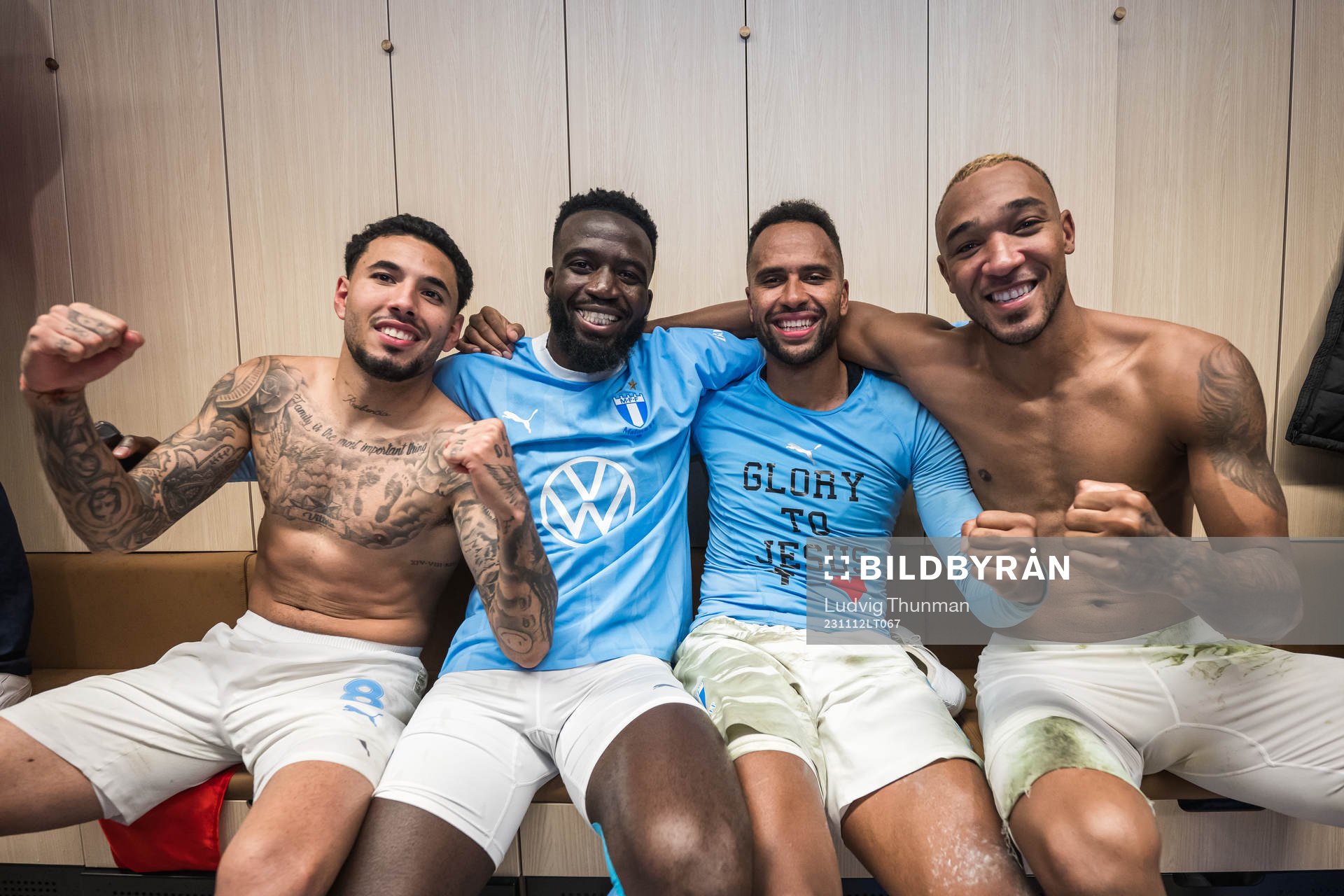 Malmö FFs Sergio Pena, Isaac Kiese Thelin, Stefano Vecchia och Derek Cornelius jublar i omklädningsrummet efter fotbollsmatchen i Allsvenskan mellan Malmö FF och Elfsborg den 12 november 2023 i Malmö.