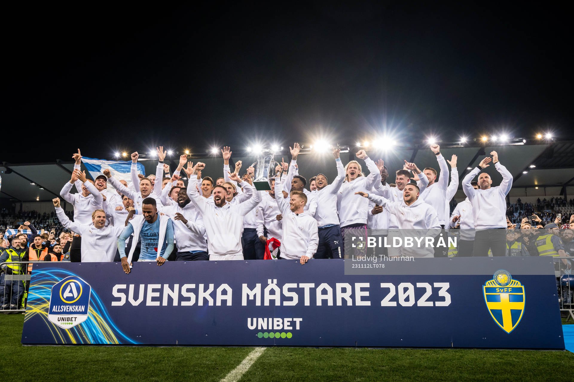 Malmö FFs spelare jublar med pokalen