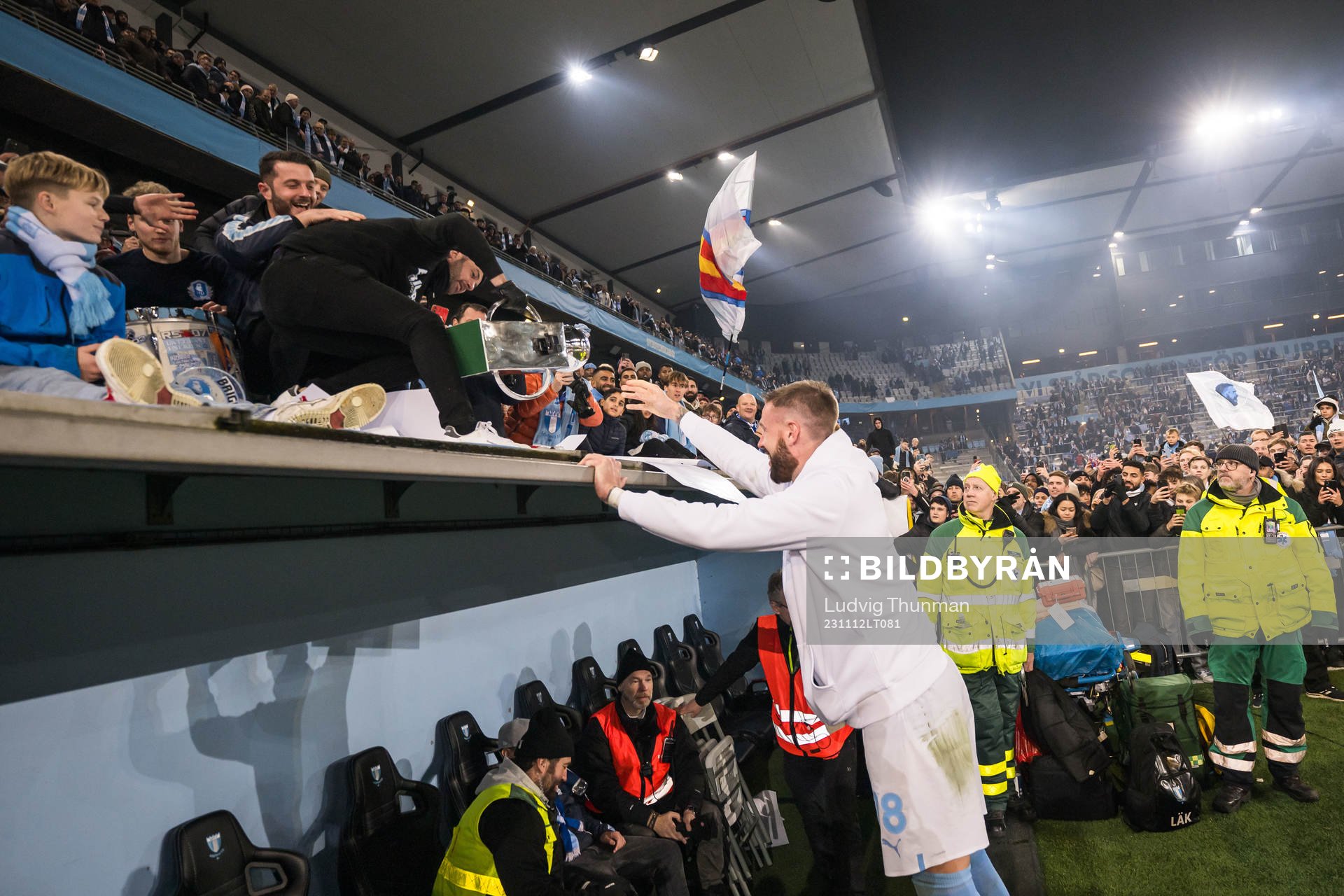Malmö FFs Pontus Jansson och supportrar jublar