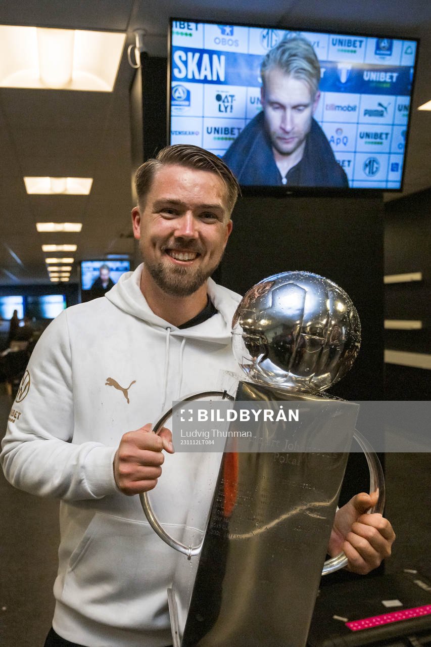 Malmö FFs assisterande tränare Theodor Olsson jublar med