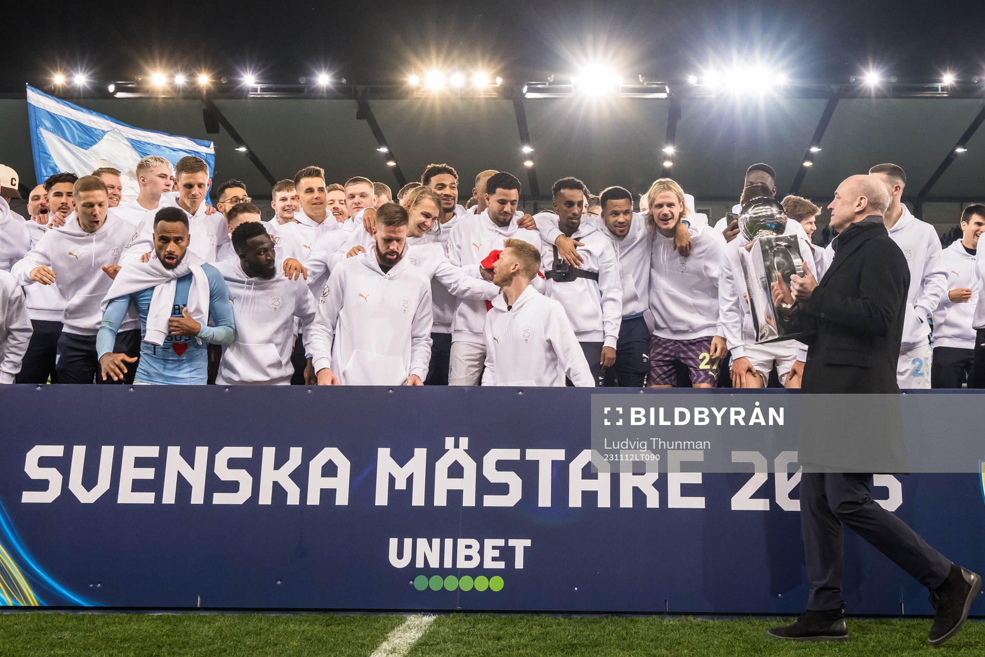 Malmö FFs spelare jublar med pokalen