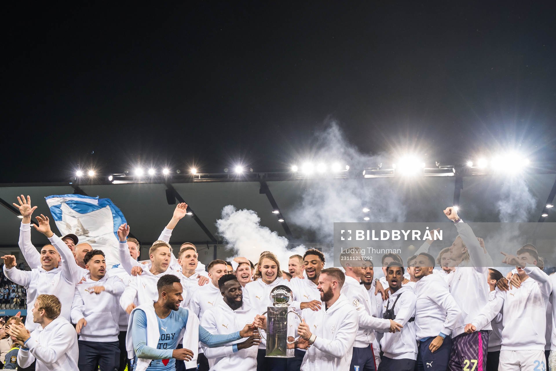 Malmö FFs spelare jublar med pokalen