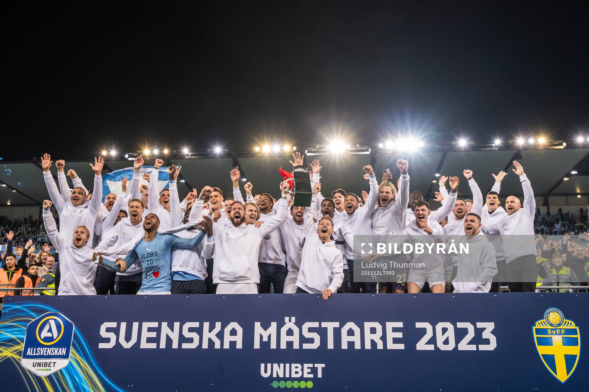 Malmö FFs spelare jublar med pokalen