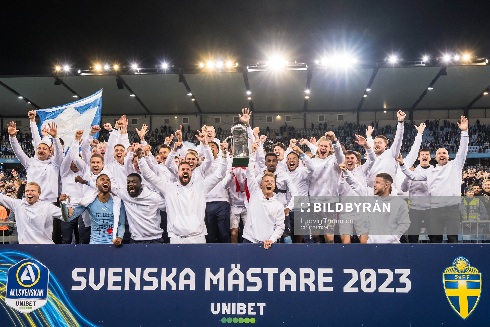 Malmö FFs spelare jublar med pokalen
