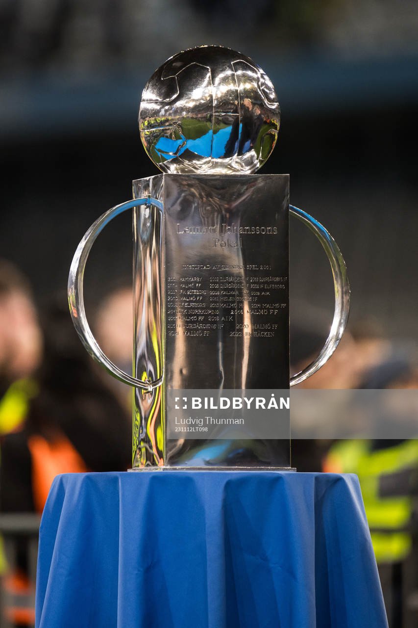 Lennart Johanssons Pokal efterr fotbollsmatchen i