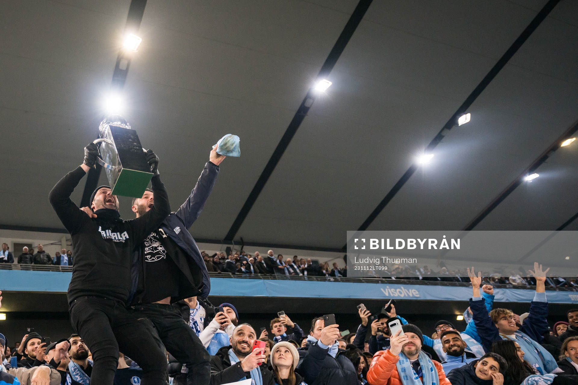 Malmö FFs supportrar jublar med pokalen