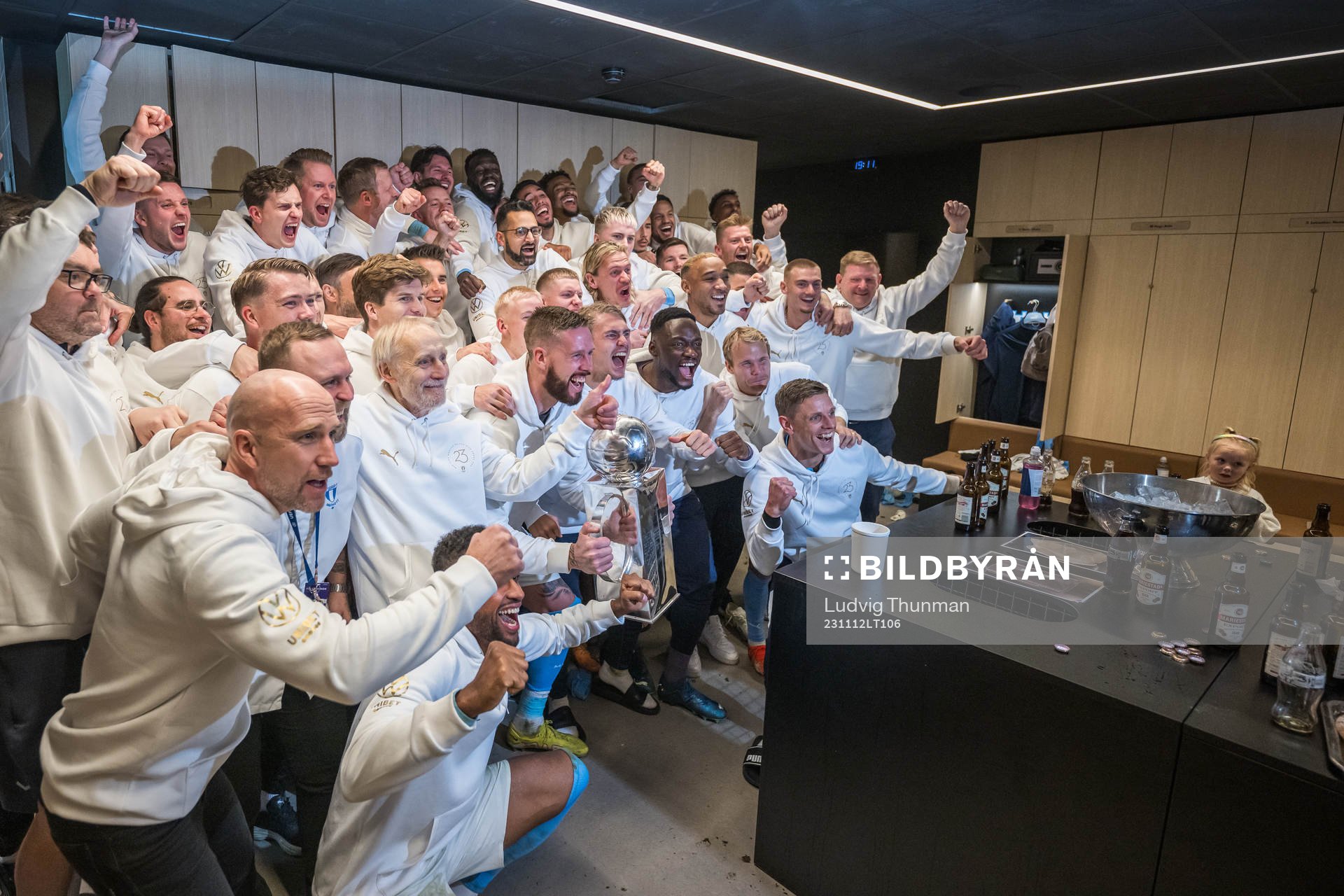 Malmö FFs spelare jublar med pokalen i omklädningsrummet