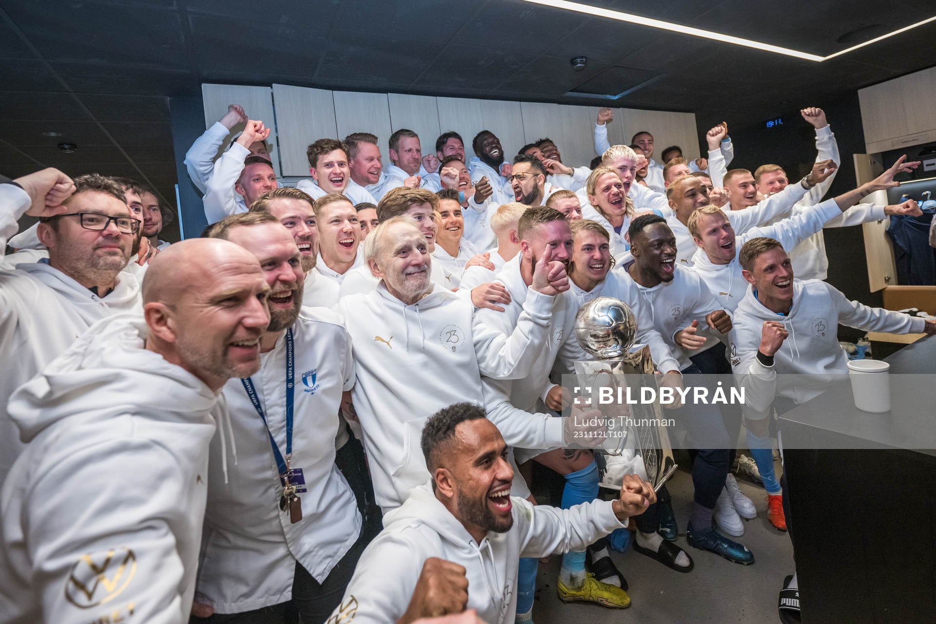 Malmö FFs spelare jublar med pokalen i omklädningsrummet