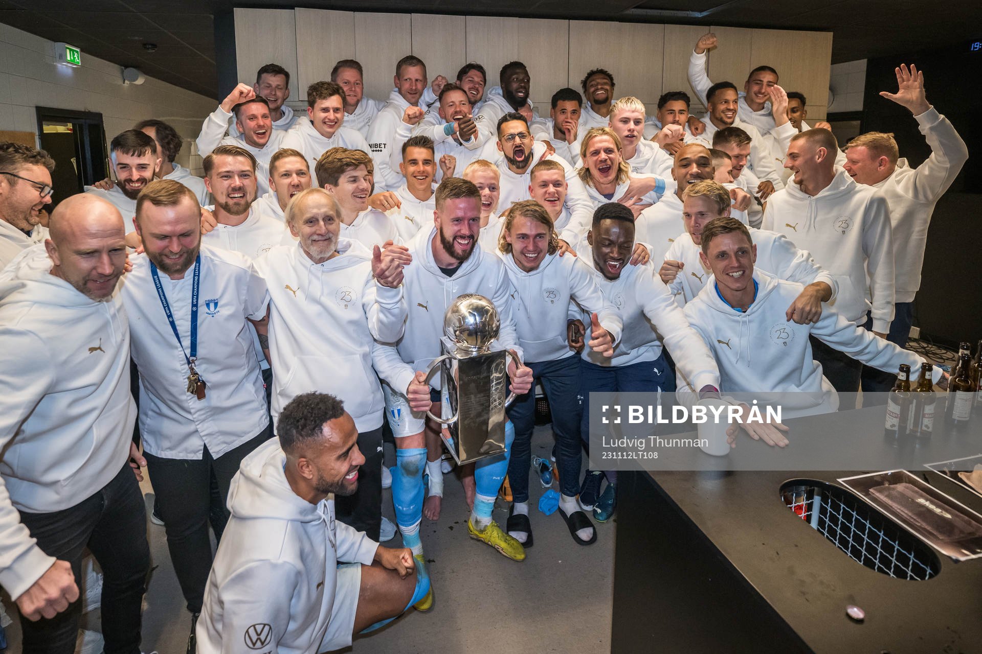 Malmö FFs spelare jublar med pokalen i omklädningsrummet